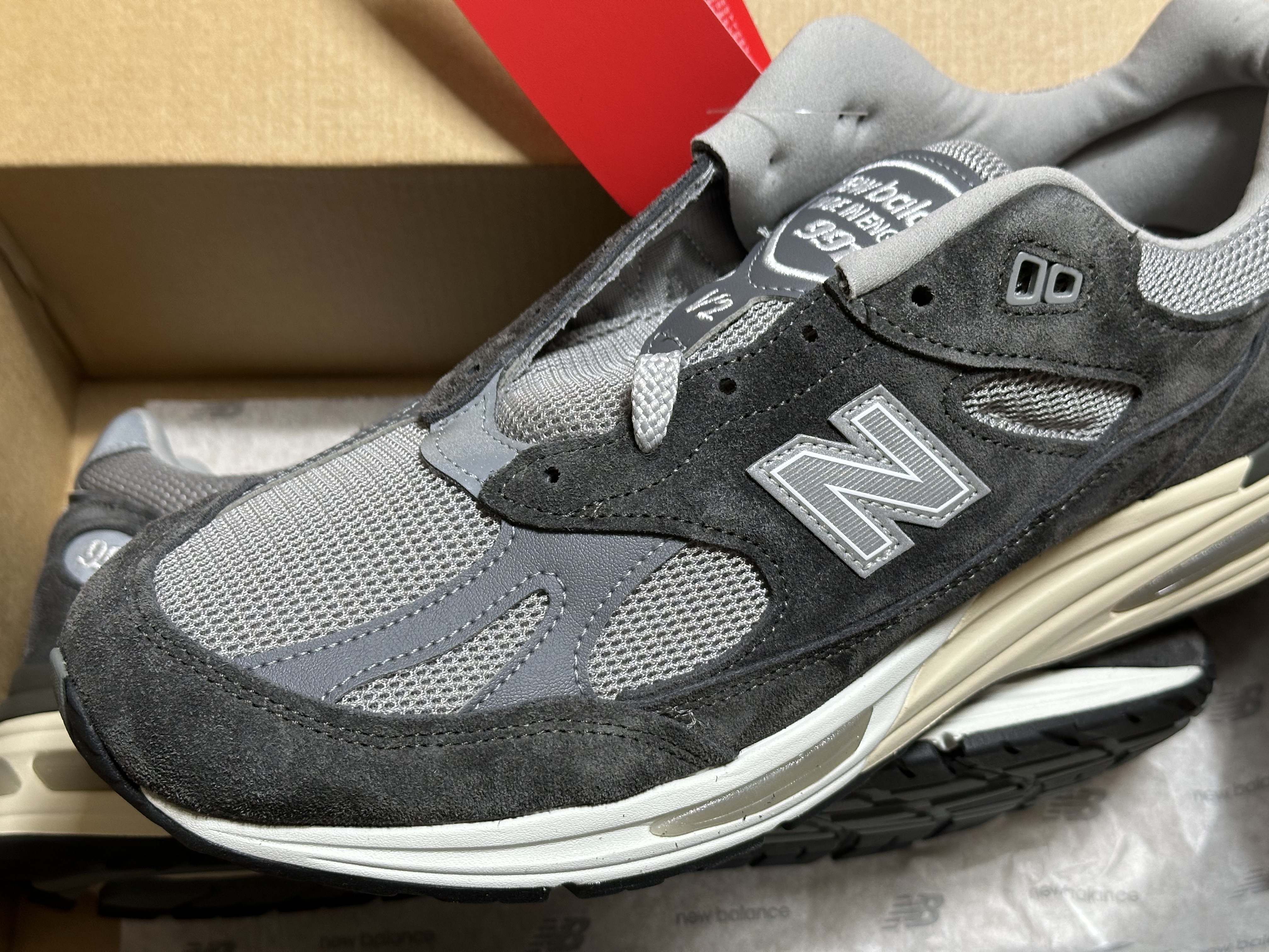 New Balance 991v2 Made in UK Forged Iron Alloy Smoked Pearl 착용 스타일 - 1