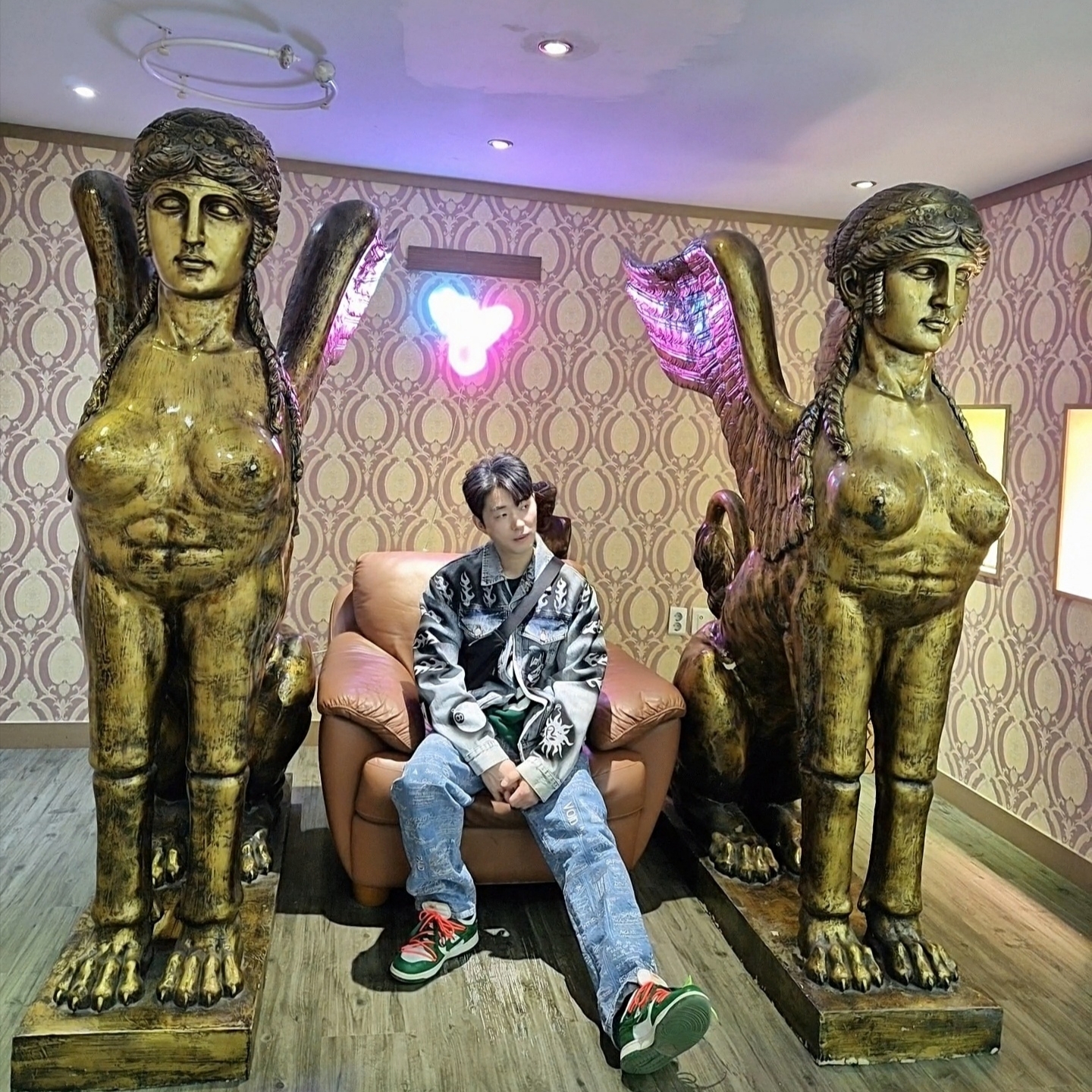 Stussy x Dries Van Noten Hand Stencilled Denim Jacket Washed Blue, Nike x Off-White Dunk Low Pine Green 착용 스타일