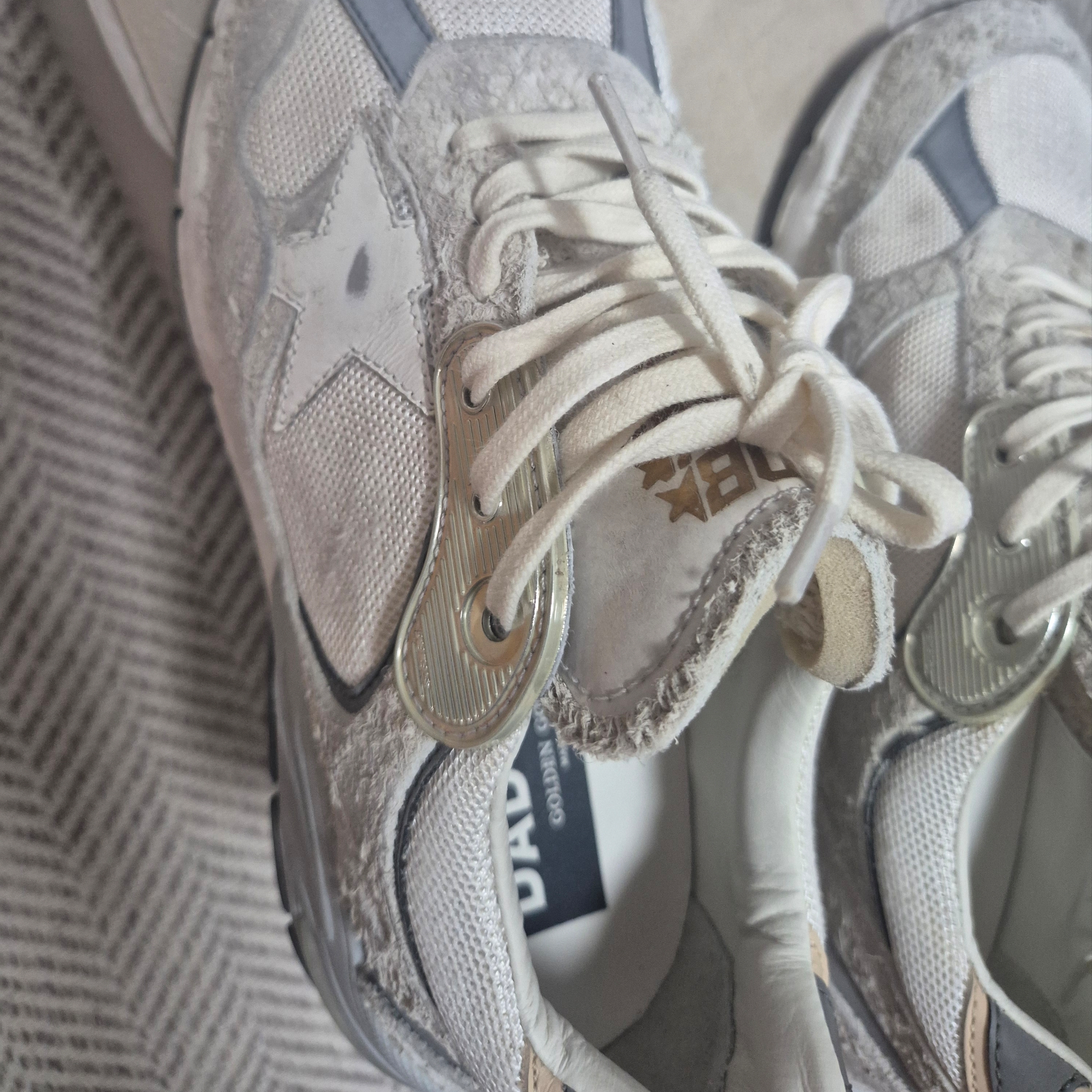 Golden Goose Dad-Star Sneakers White Silver 착용 스타일 - 1