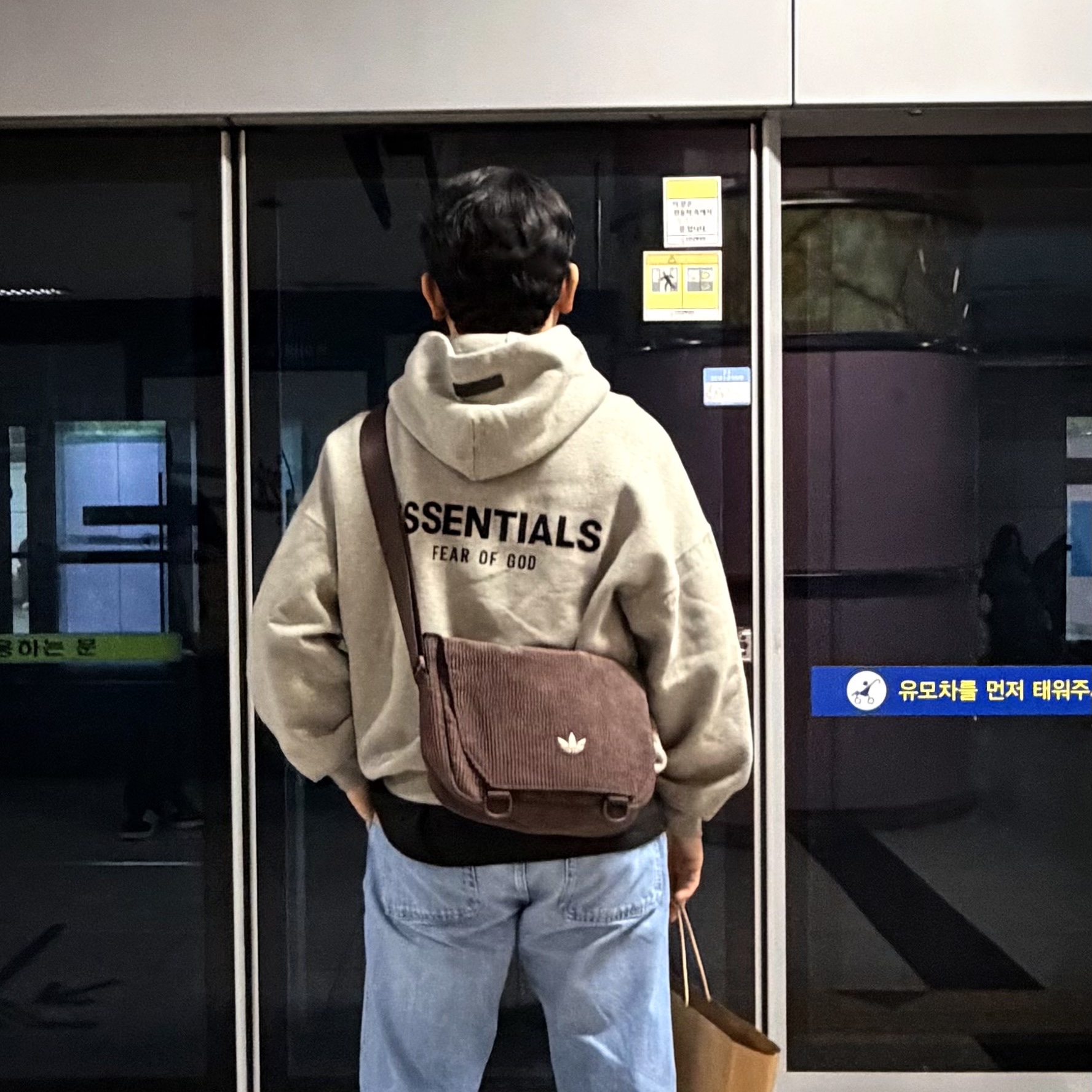 Adidas NEXT+ Corduroy Messenger Bag Shadow Brown 착용 스타일