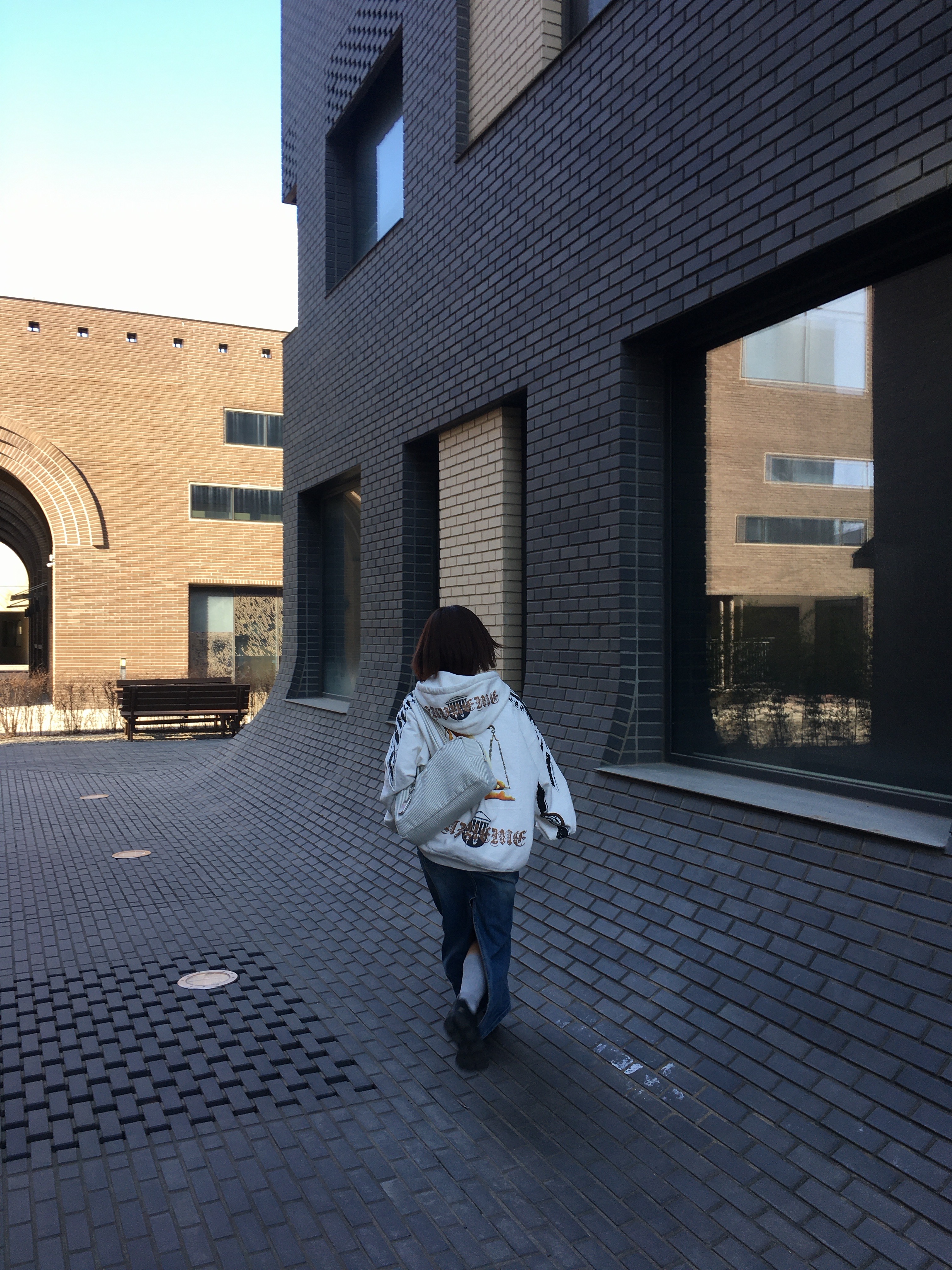 Supreme Wings Zip Up Hooded Sweatshirt Black - 25FW, On Running x Post Archive Faction (Paf) Cloudmonster 2 Thorn Brown 착용 스타일 - 3