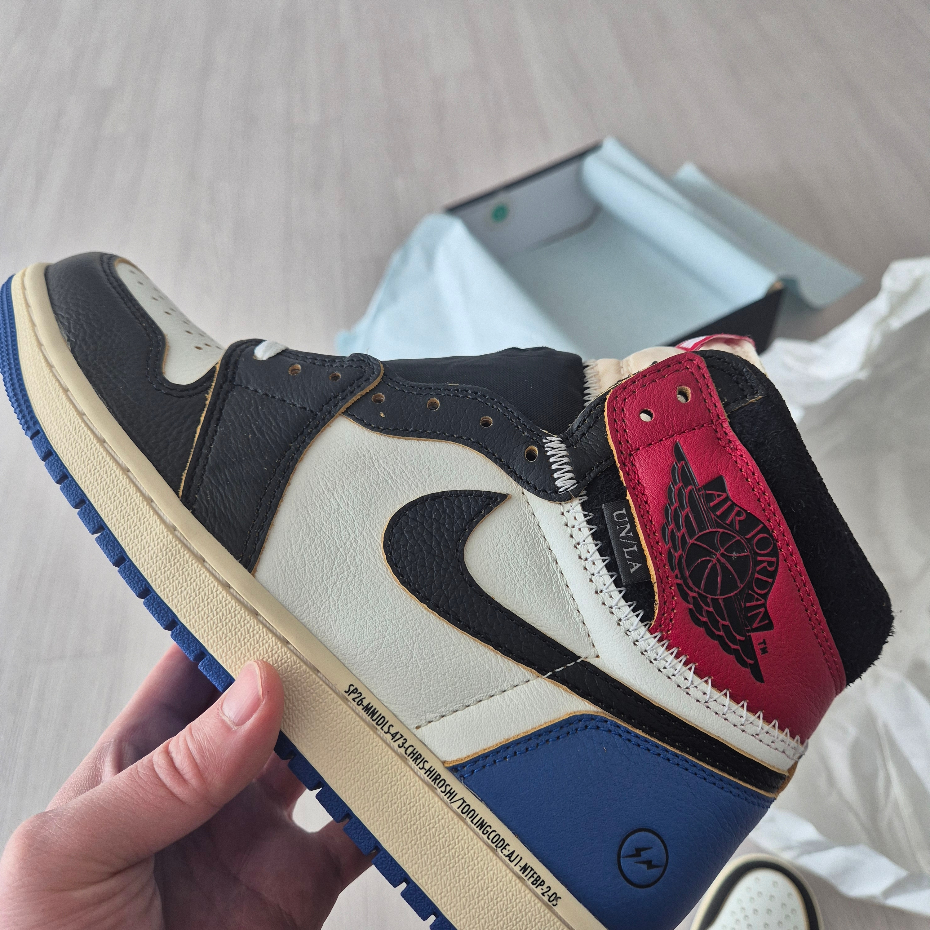 Jordan 1 x Fragment x Union LA Black and Varsity Red 착용 스타일 - 2