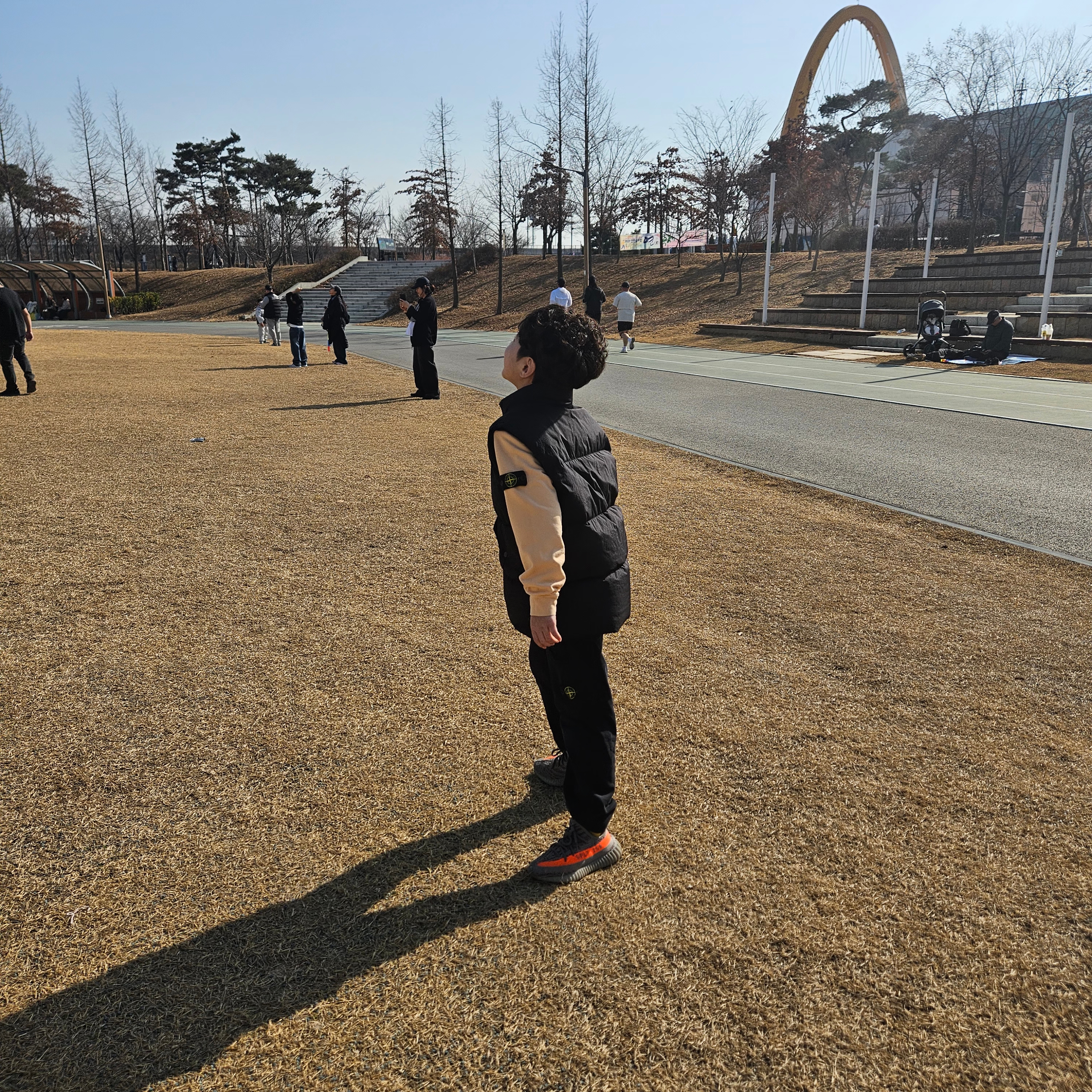 (W) Helen Kaminski Bianca 10 Visor Nougat Natural, (Kids) Stone Island G0123 Crinkle Reps Recycled Nylon Down Vest Black - 24FW 착용 스타일 - 5