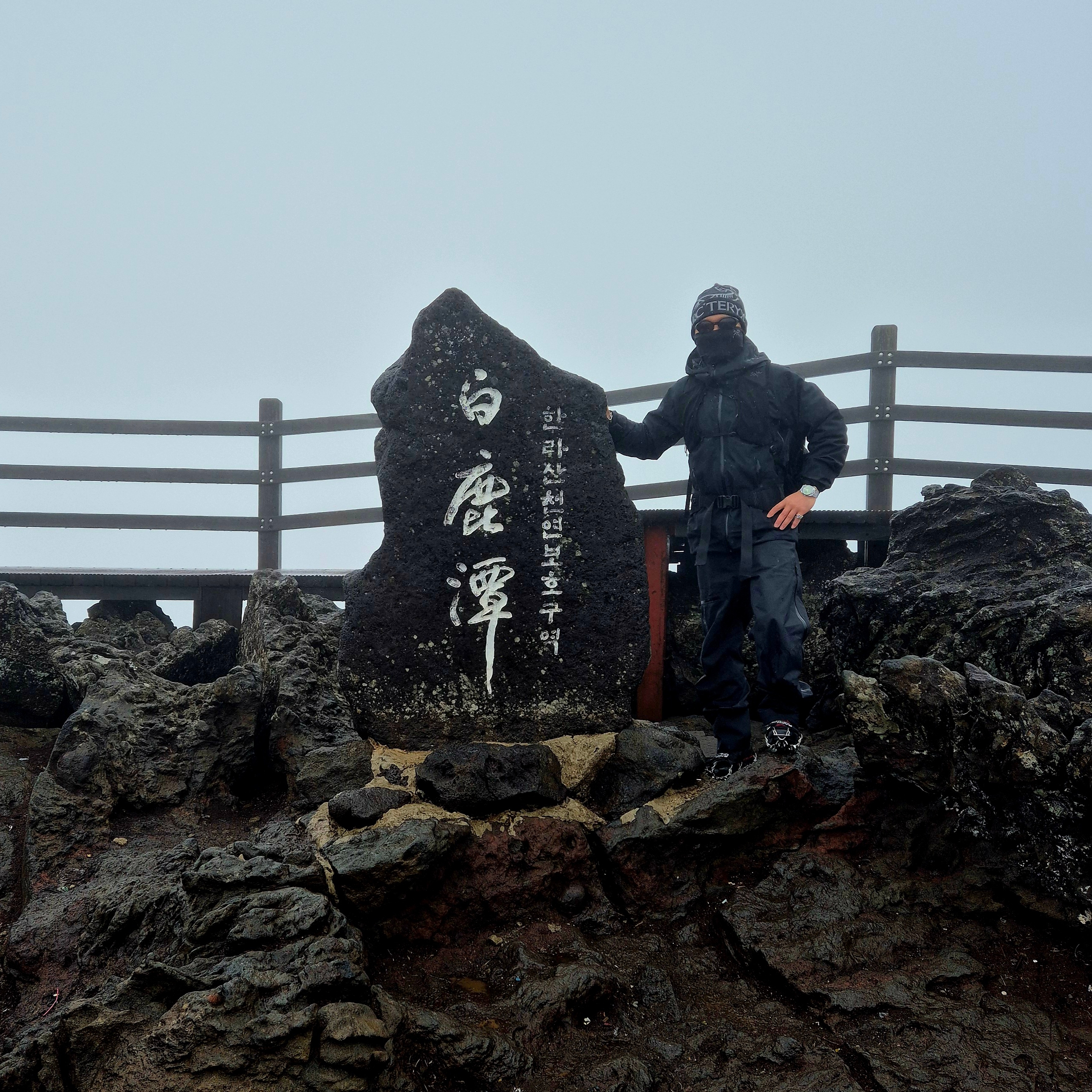 Arc'teryx Bird Word Toque Black Void, Oakley Eye Jacket Redux Matte Black Frame Prizm Grey Lenses High Bridge Fit 착용 스타일