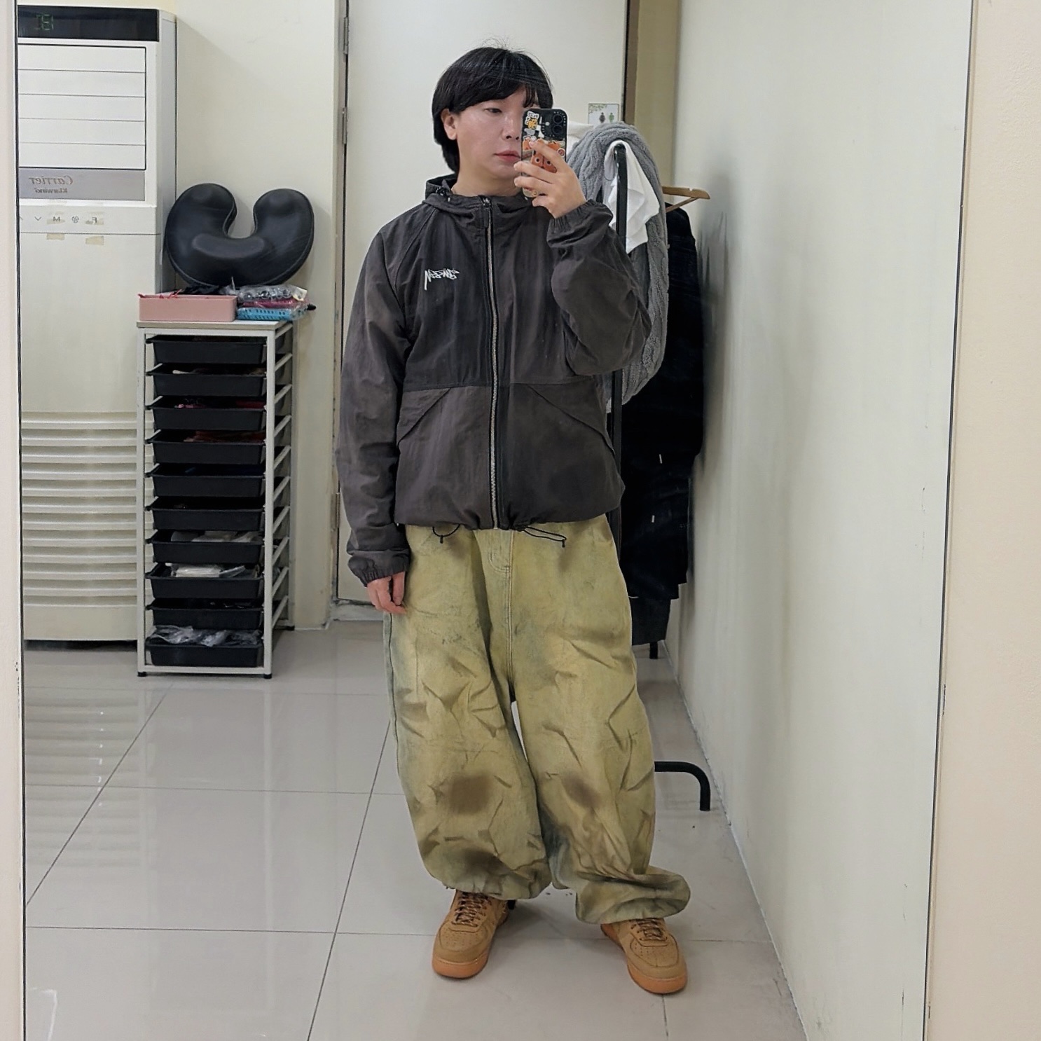Stussy Wave Dye Beach Shell Jacket Black, Nike Air Force 1 '07 WB Flax 착용 스타일