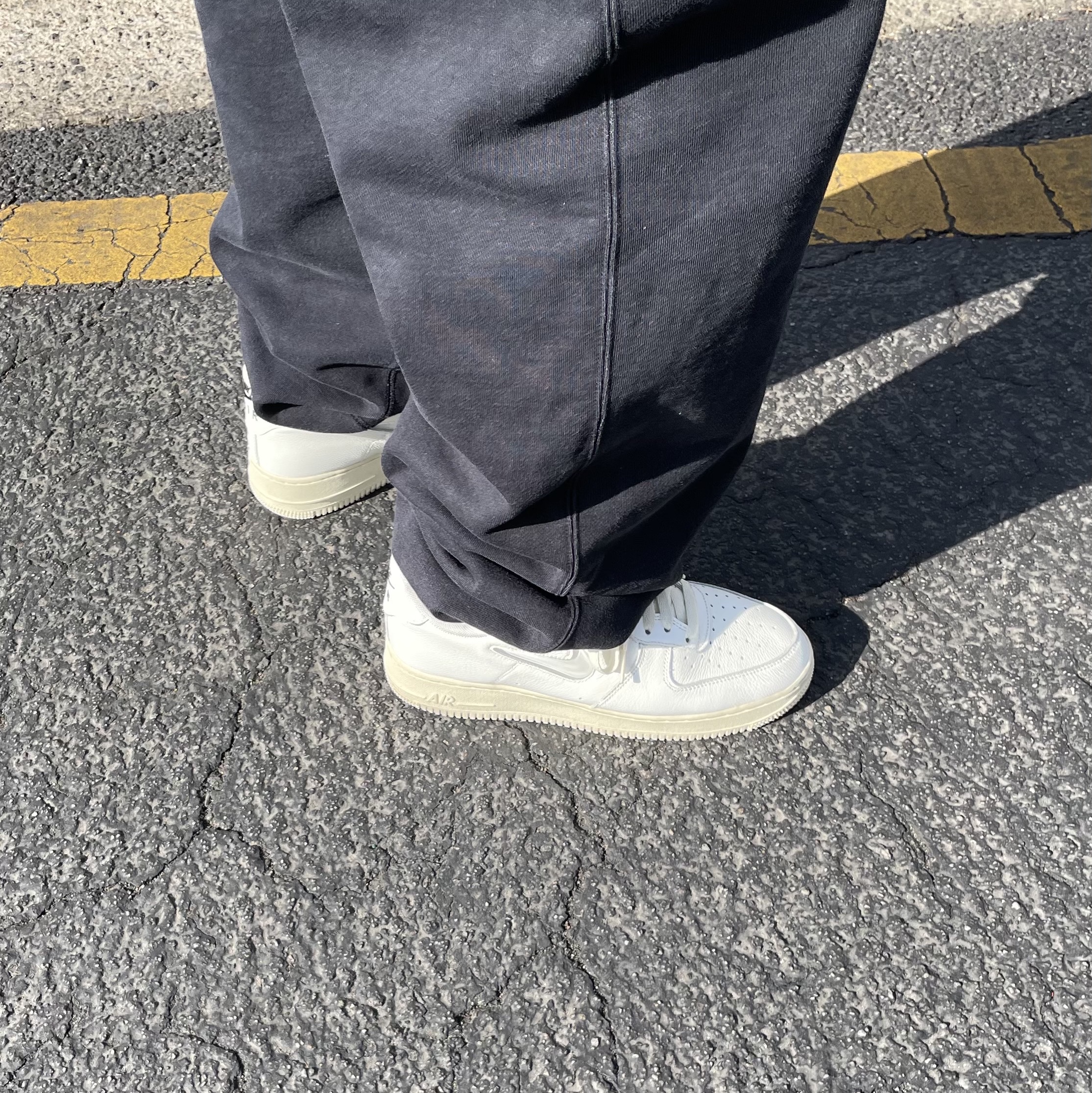 Nike Air Force 1 '07 PRM Vintage Sail, Nike x Stussy Washed Fleece Pants Black (FN5235-010) 착용 스타일 - 1