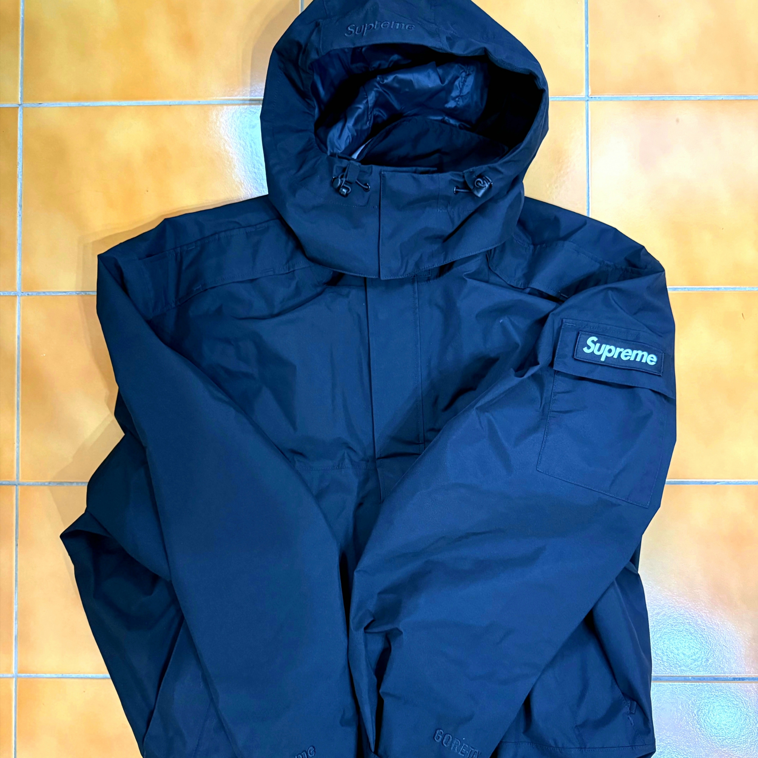 Supreme 2-in-1 Gore-Tex Shell + Quilted Liner Vest Black - 25SS 착용 스타일