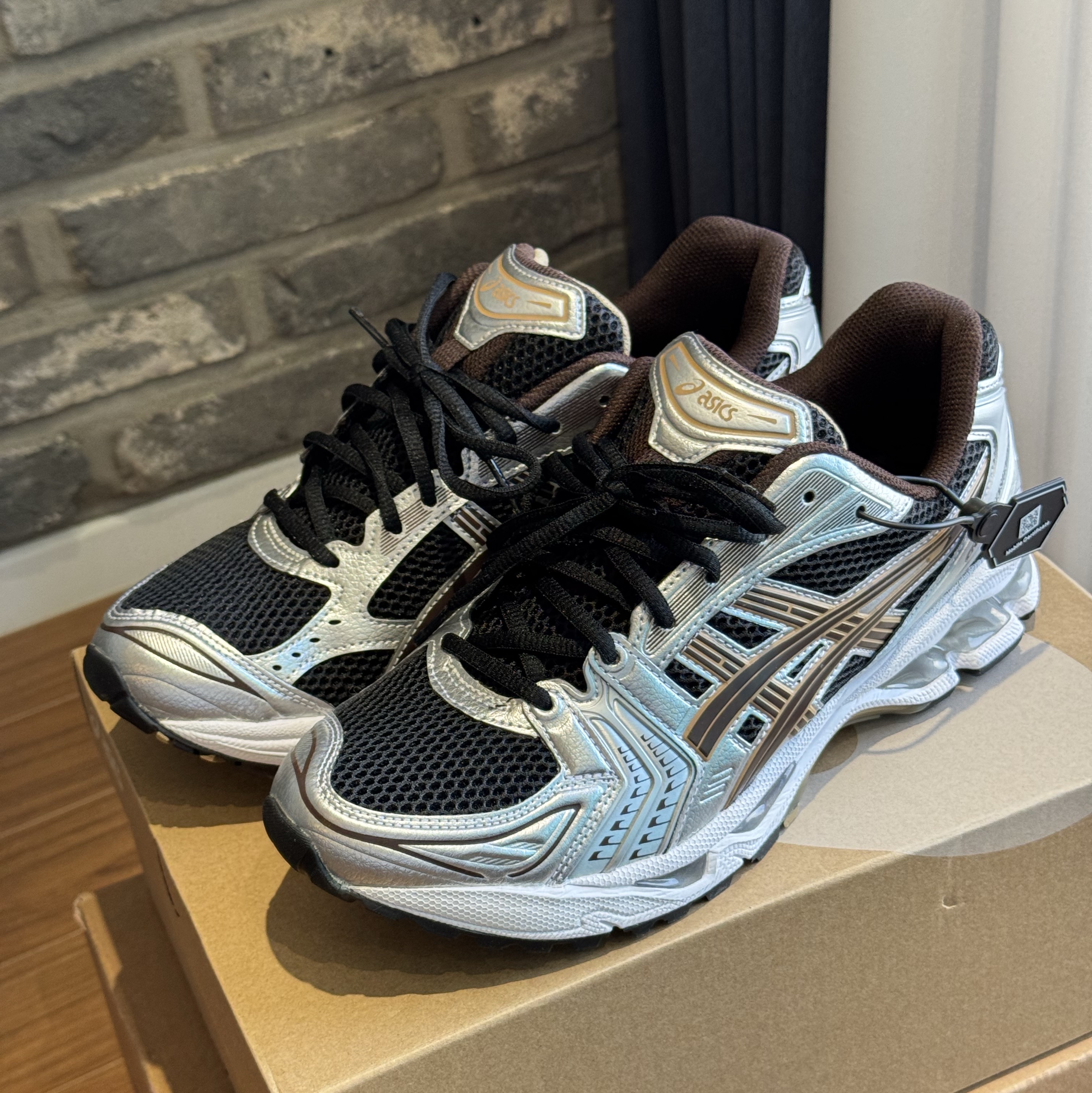 Asics Gel-Kayano 14 Black Coffee 착용 스타일 - 2