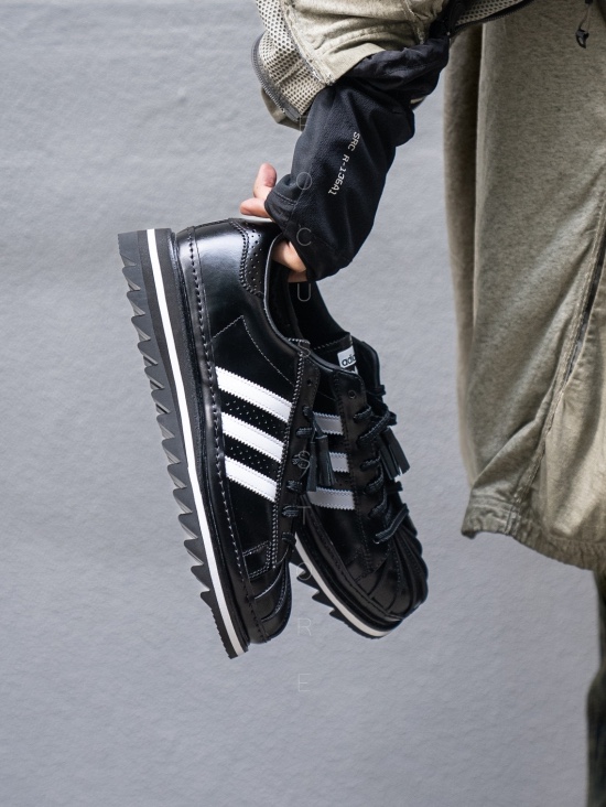 Adidas x Clot Superstar Core Black Cloud White 착용 스타일 - 3