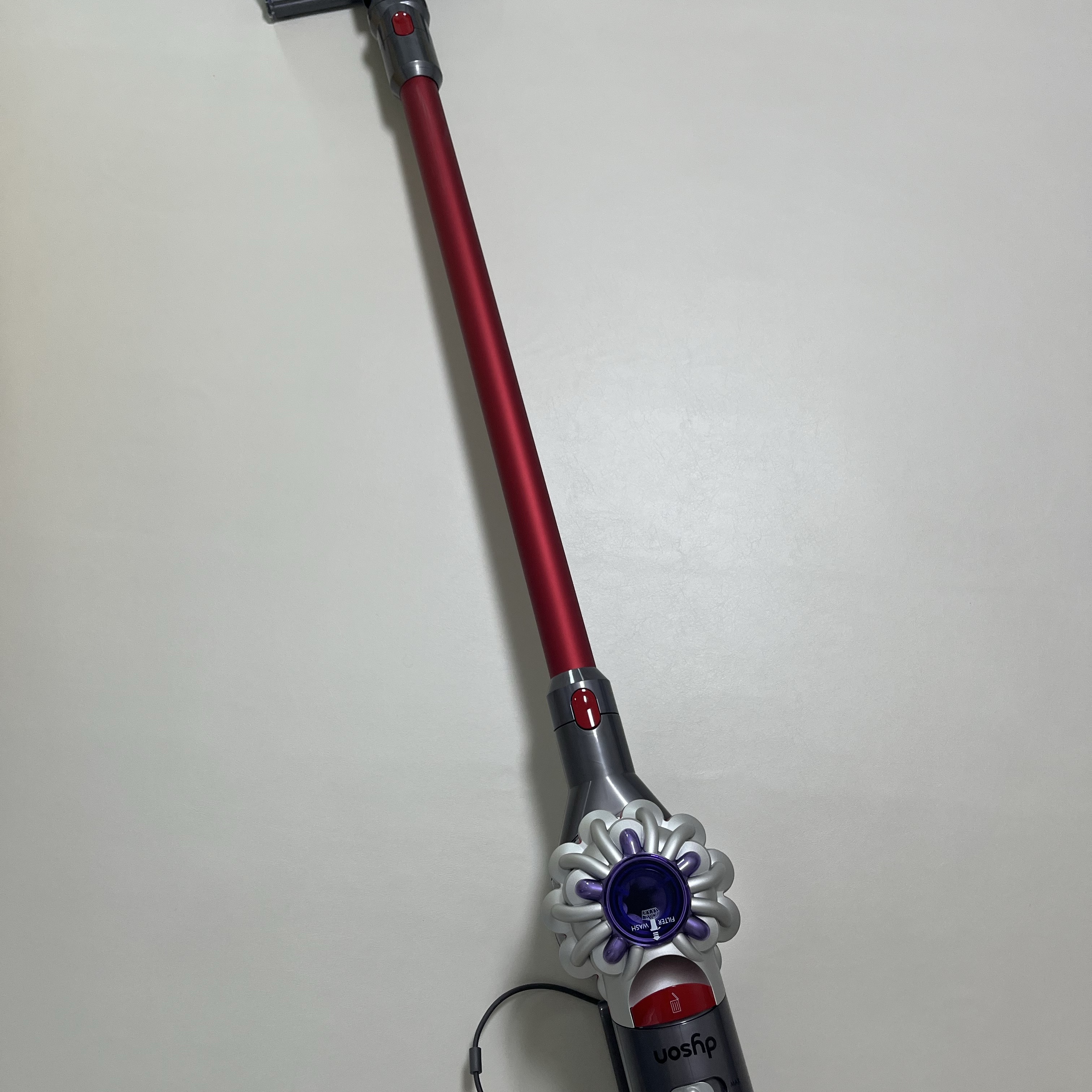 Dyson Wireless Vacuum Cleaner V8 silver red 착용 스타일 - 2