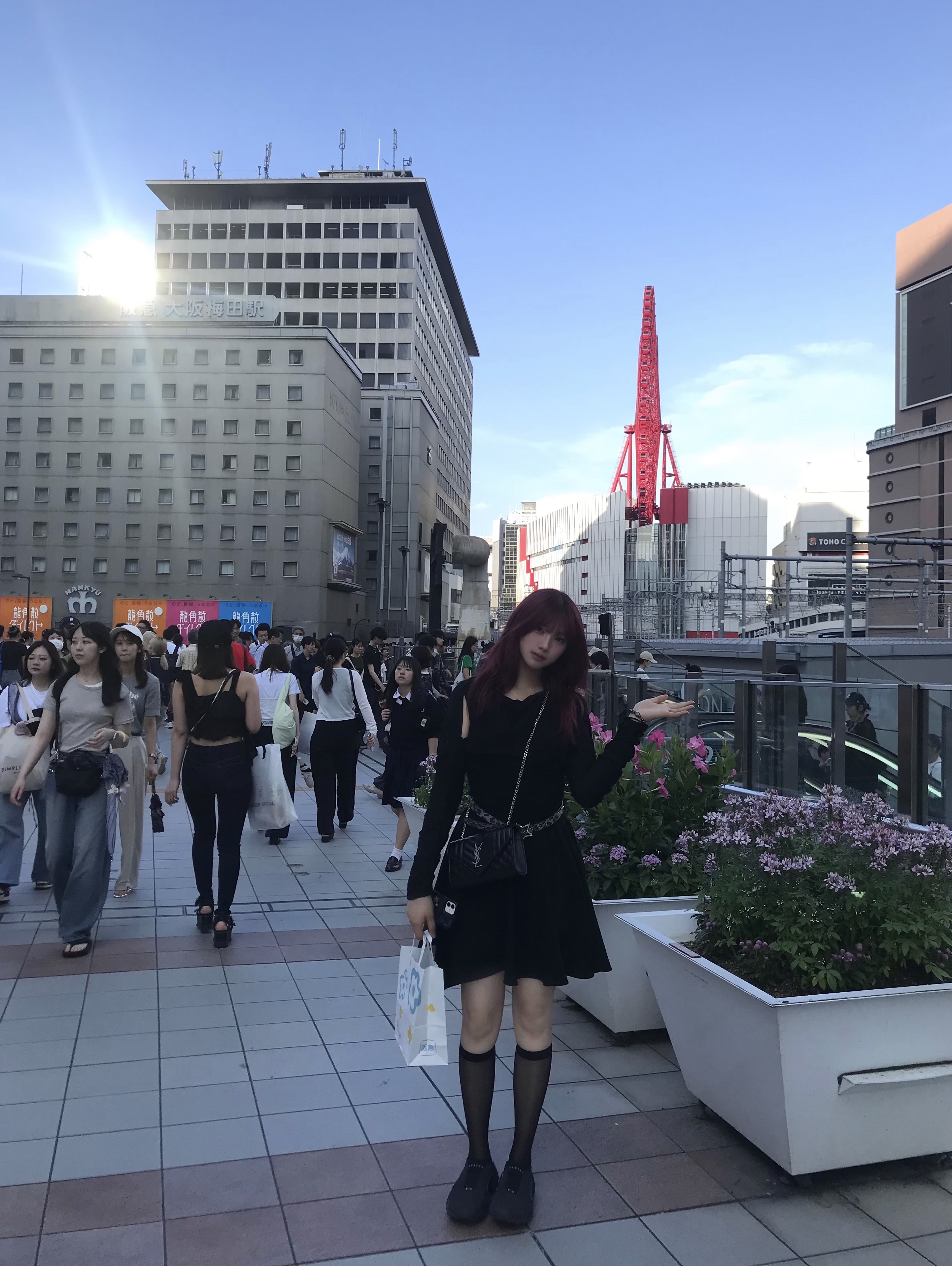 Saint Laurent Envelope Small Bag in Mix Matelasse Grain de Poudre Embossed Leather Black, Oakley Edge Icon Blackout 착용 스타일 - 3