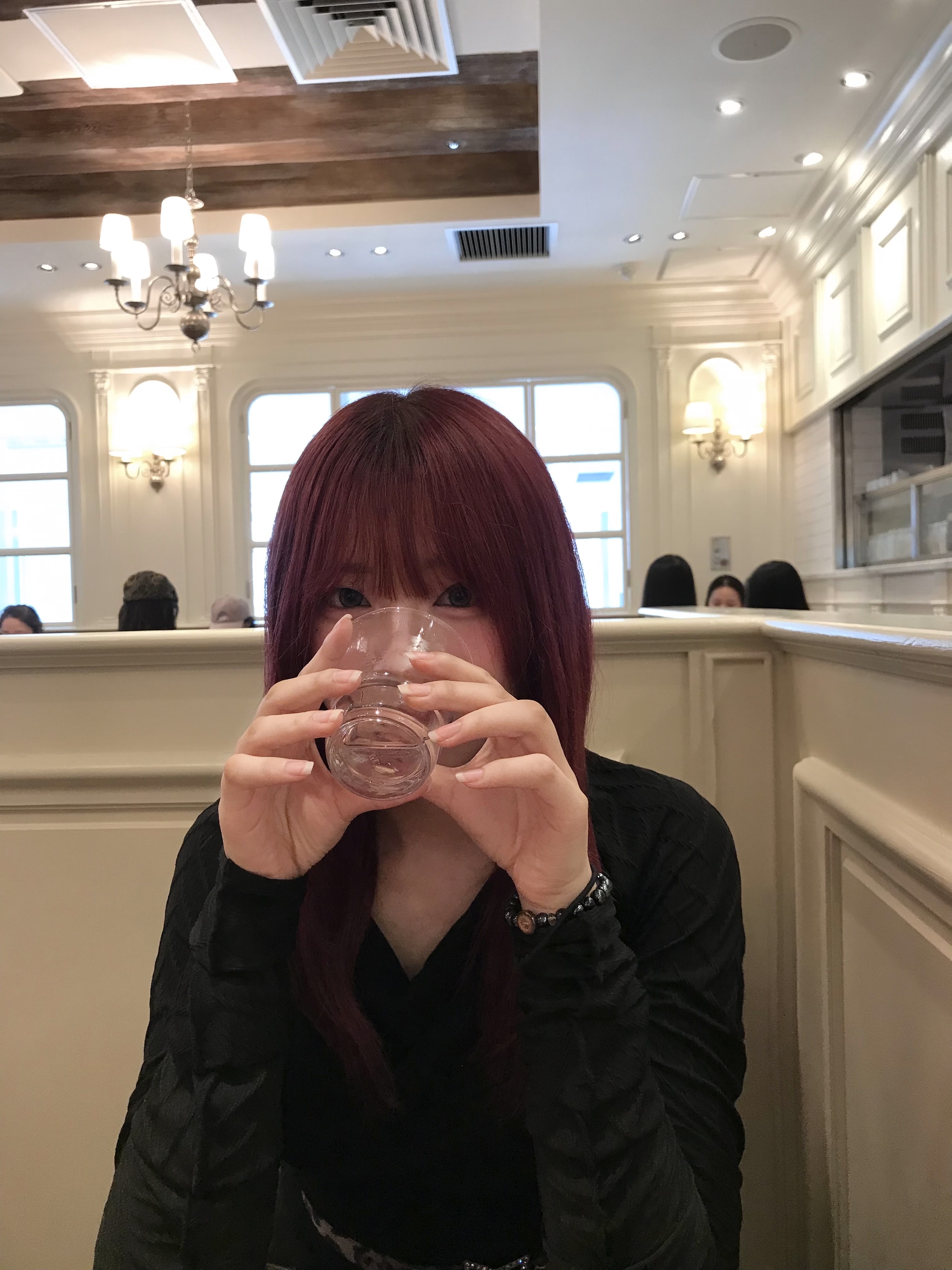 Saint Laurent Envelope Small Bag in Mix Matelasse Grain de Poudre Embossed Leather Black, Oakley Edge Icon Blackout 착용 스타일 - 2