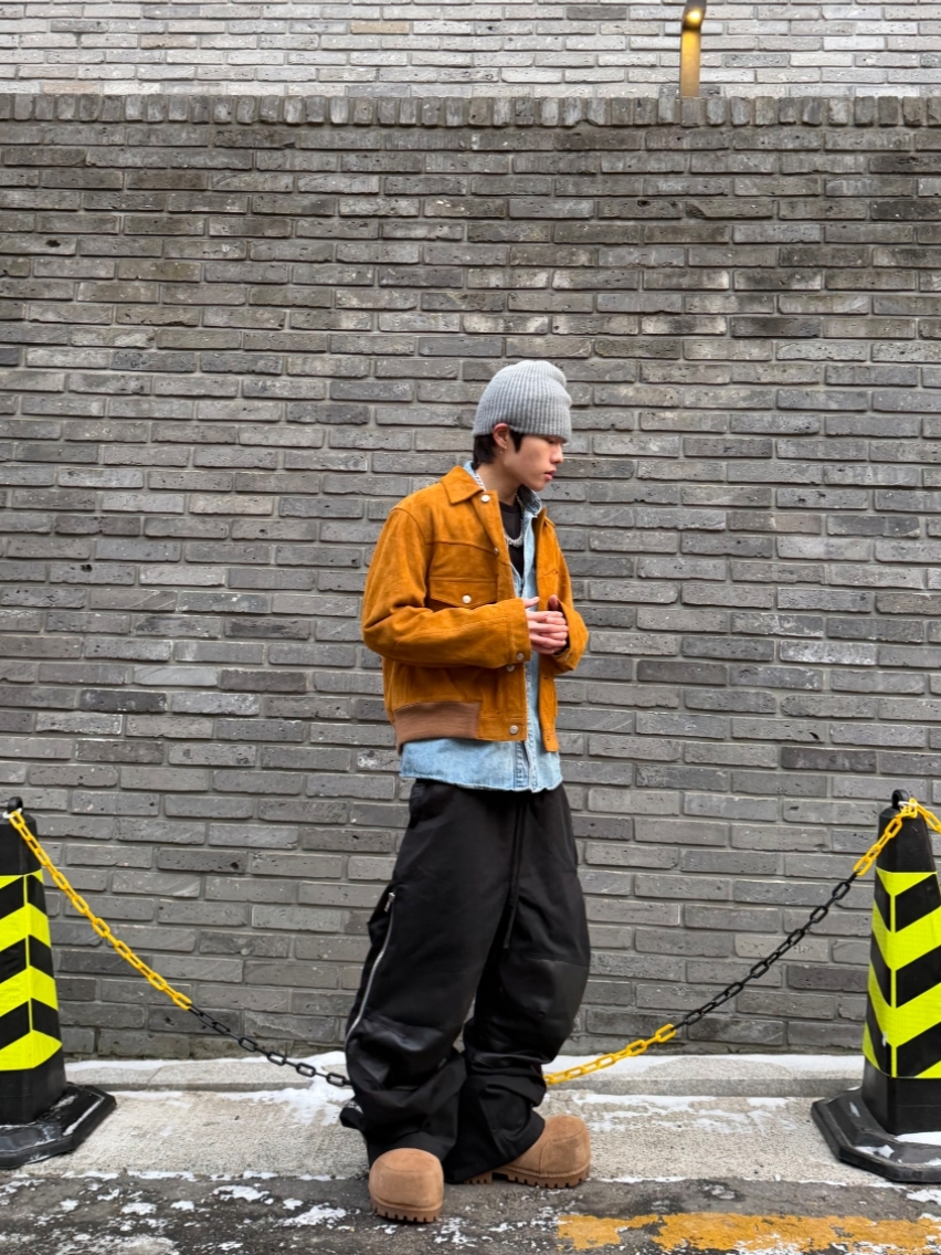 ROARINGRAD Carbon-Coated Side-Zip Pants Black 착용 스타일 - 1