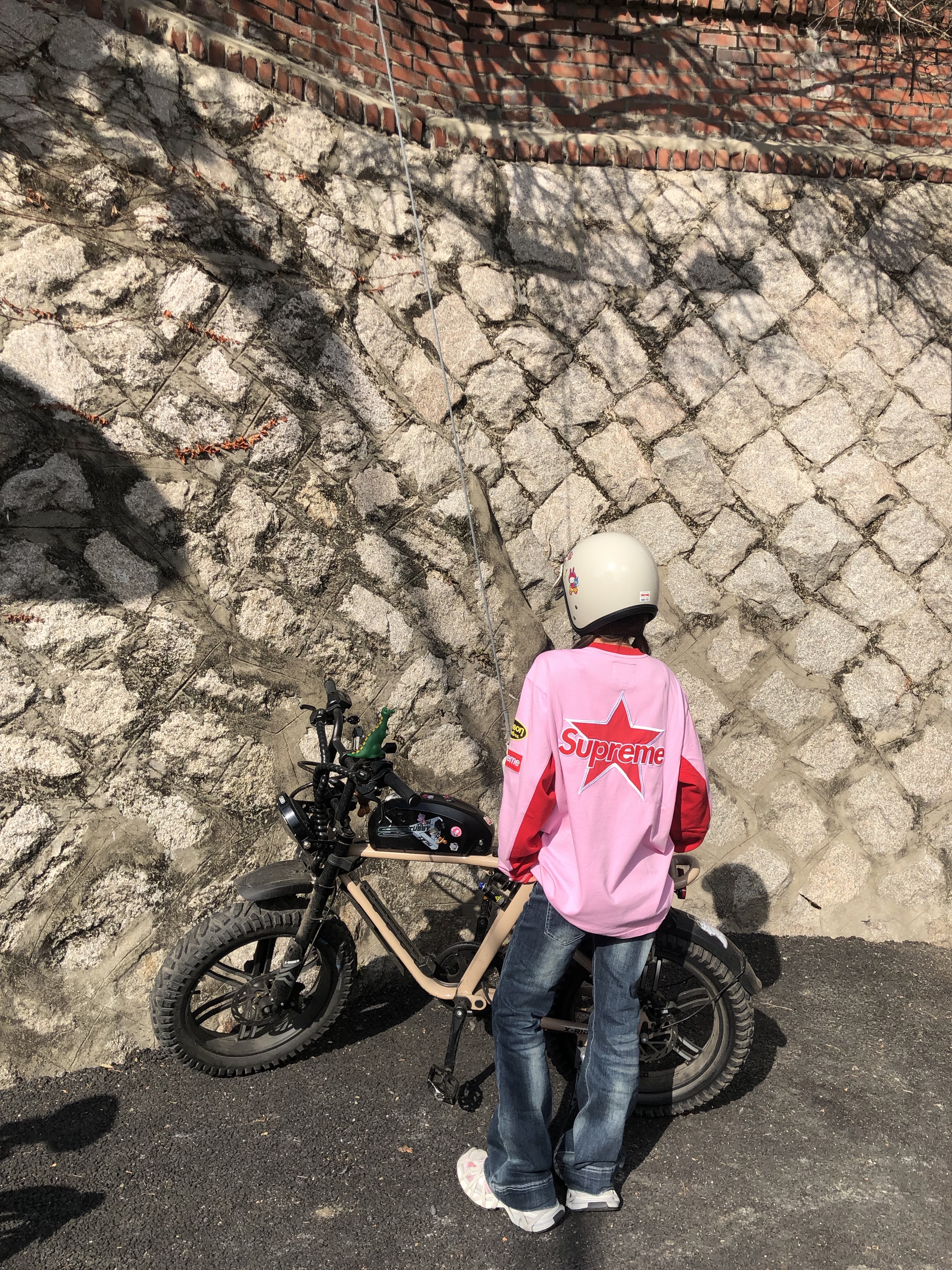 Supreme x Vanson Leathers L/S Top Pink - 26SS, Supreme x Vanson Leathers L/S Top Black - 26SS 착용 스타일 - 3