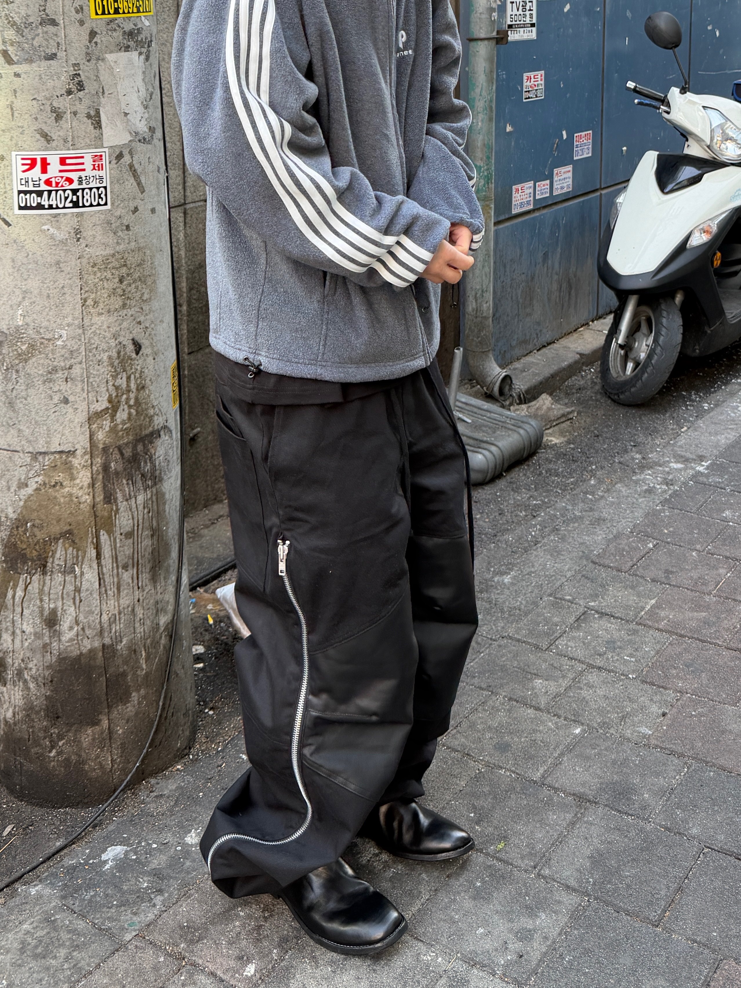 ROARINGRAD Carbon-Coated Side-Zip Pants Black 착용 스타일 - 3
