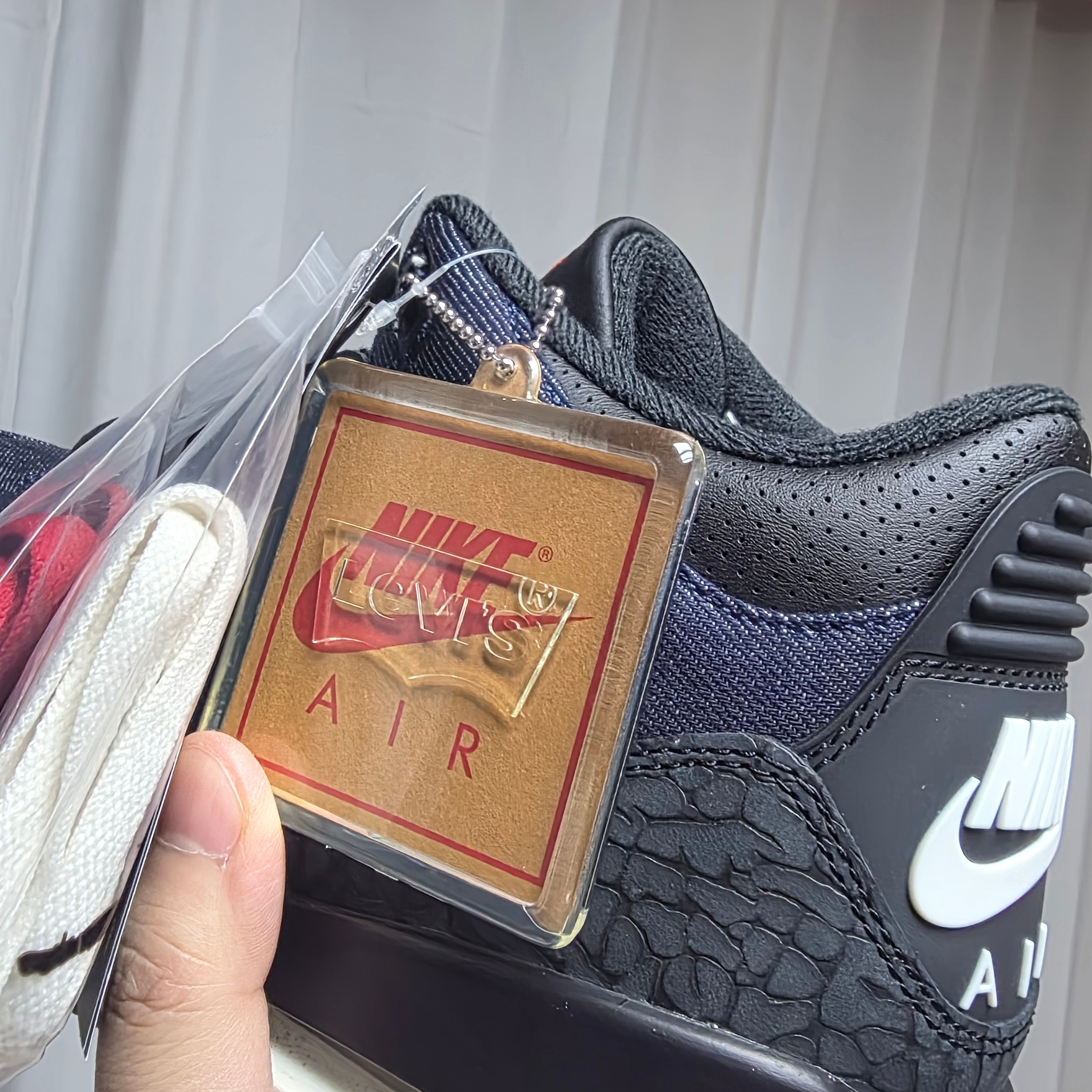 Jordan 3 x Levi’s Indigo and Gym Red 착용 스타일 - 5