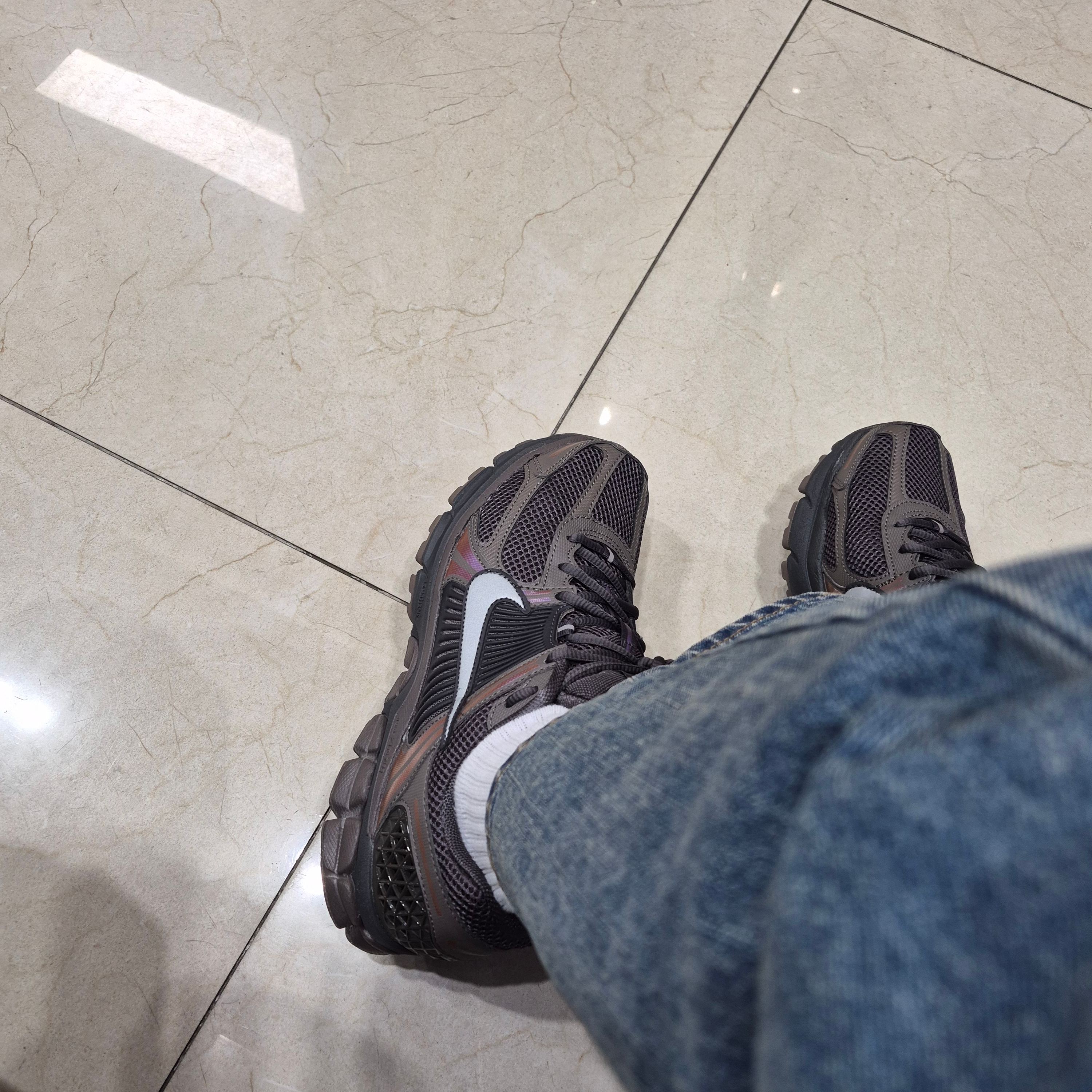 Nike Zoom Vomero 5 Cave Stone 착용 스타일 - 1