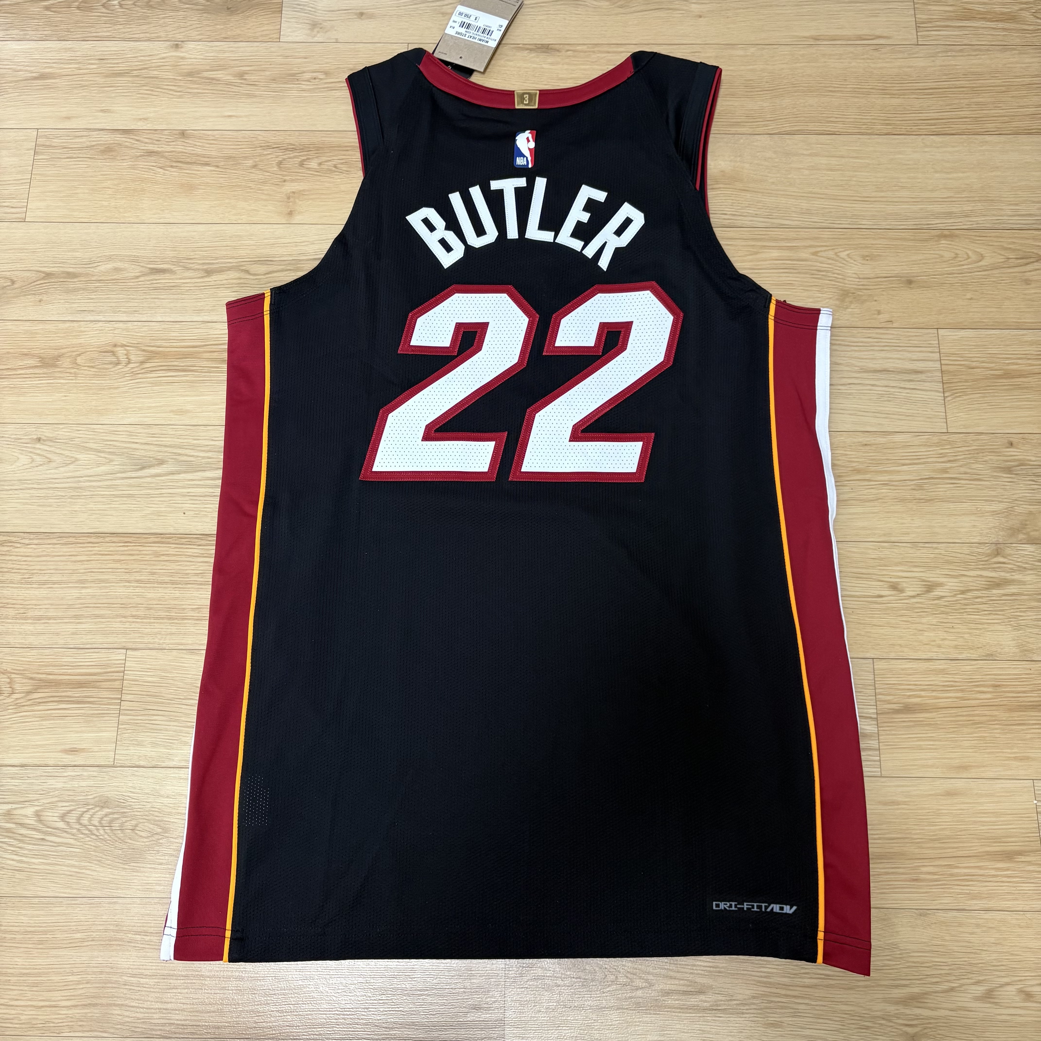 Nike Jimmy Butler Miami Heat Icon Edition 2022/23 NBA Swingman Jersey Black 착용 스타일 - 2