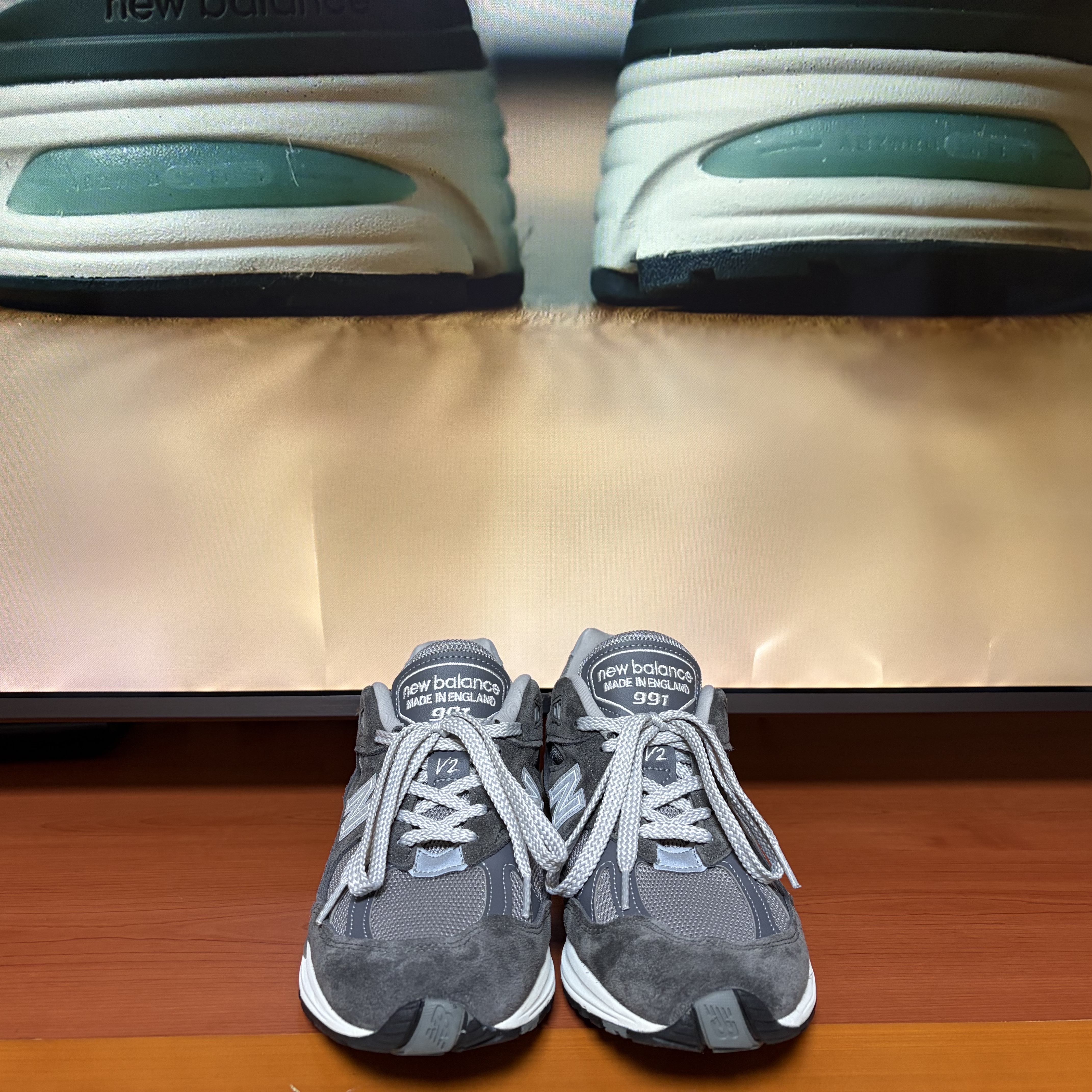 New Balance 991v2 Made in UK Forged Iron Alloy Smoked Pearl 착용 스타일 - 4