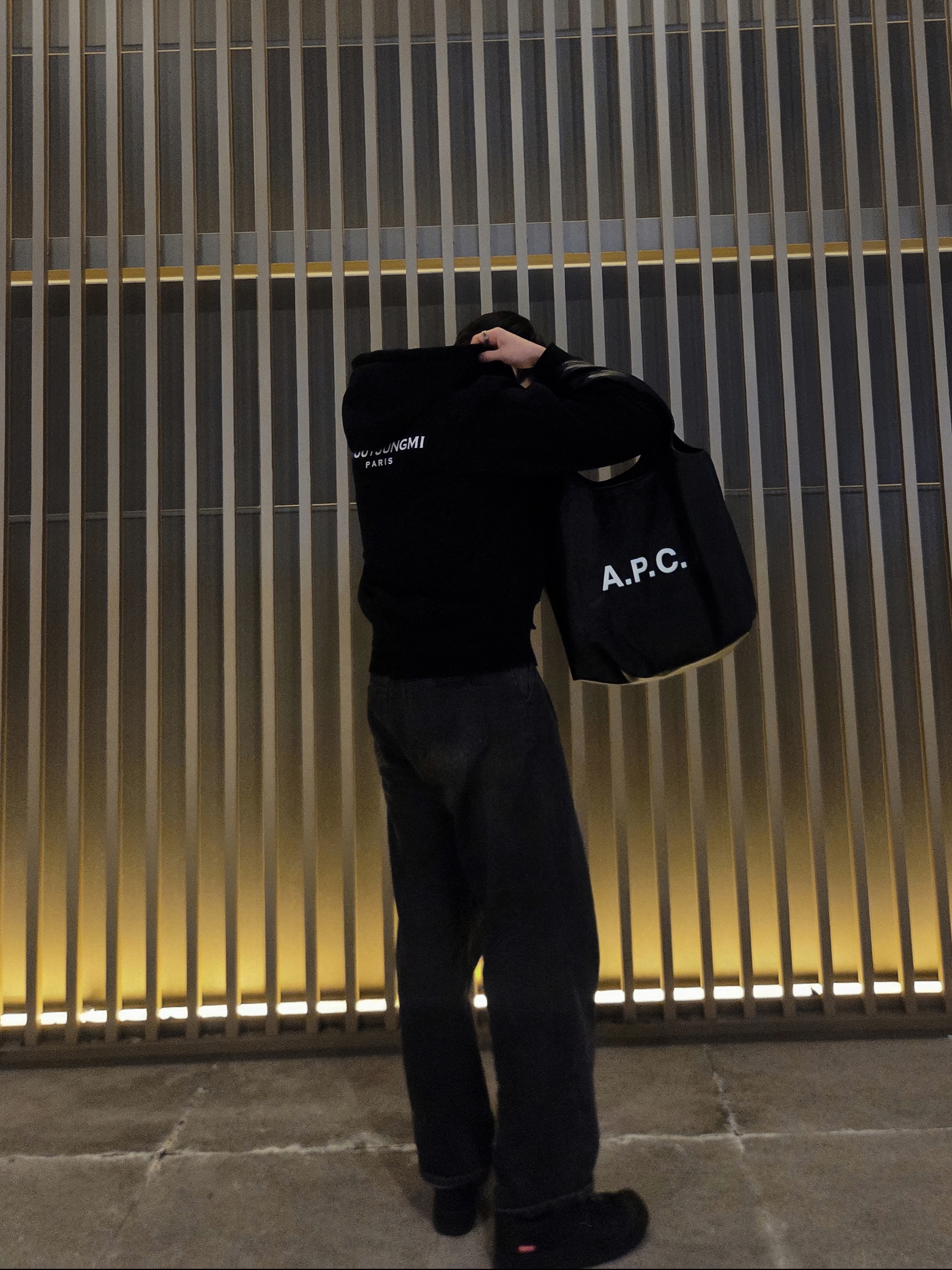 A.P.C. Ninon Tote Bag Black, Wooyoungmi Back Logo Hoodie Zipup Black - 25FW 착용 스타일