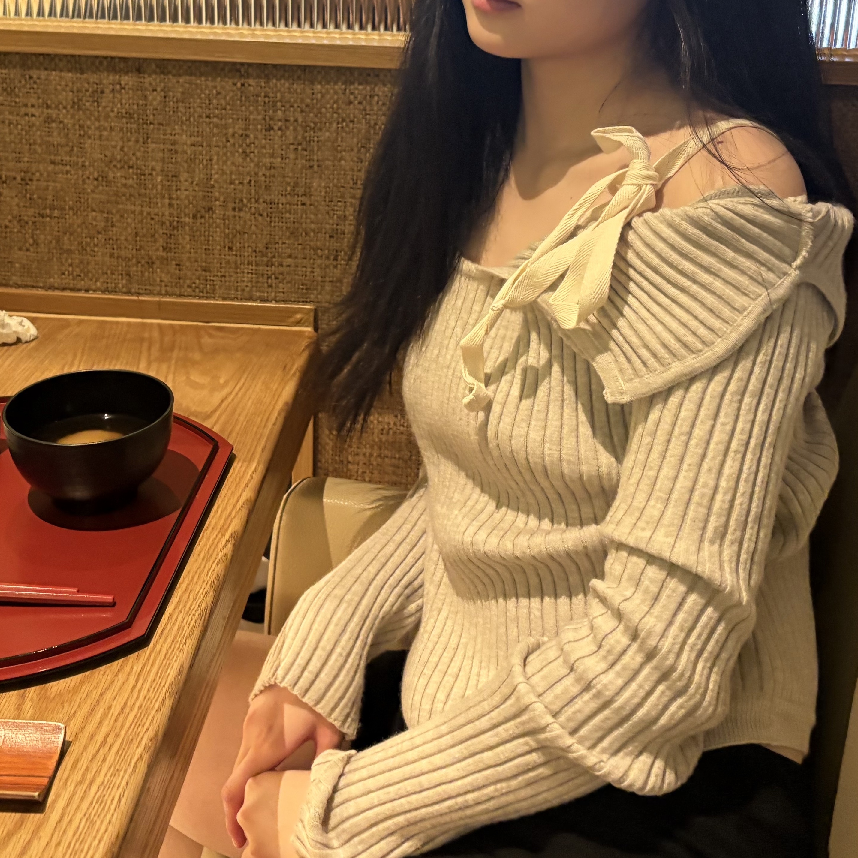 Burberry Contrast Check Cashmere Muffler Archive Beige Birch Brown, (W) Glowny Isa Asymmetrical Knit Top Oatmeal 착용 스타일 - 2