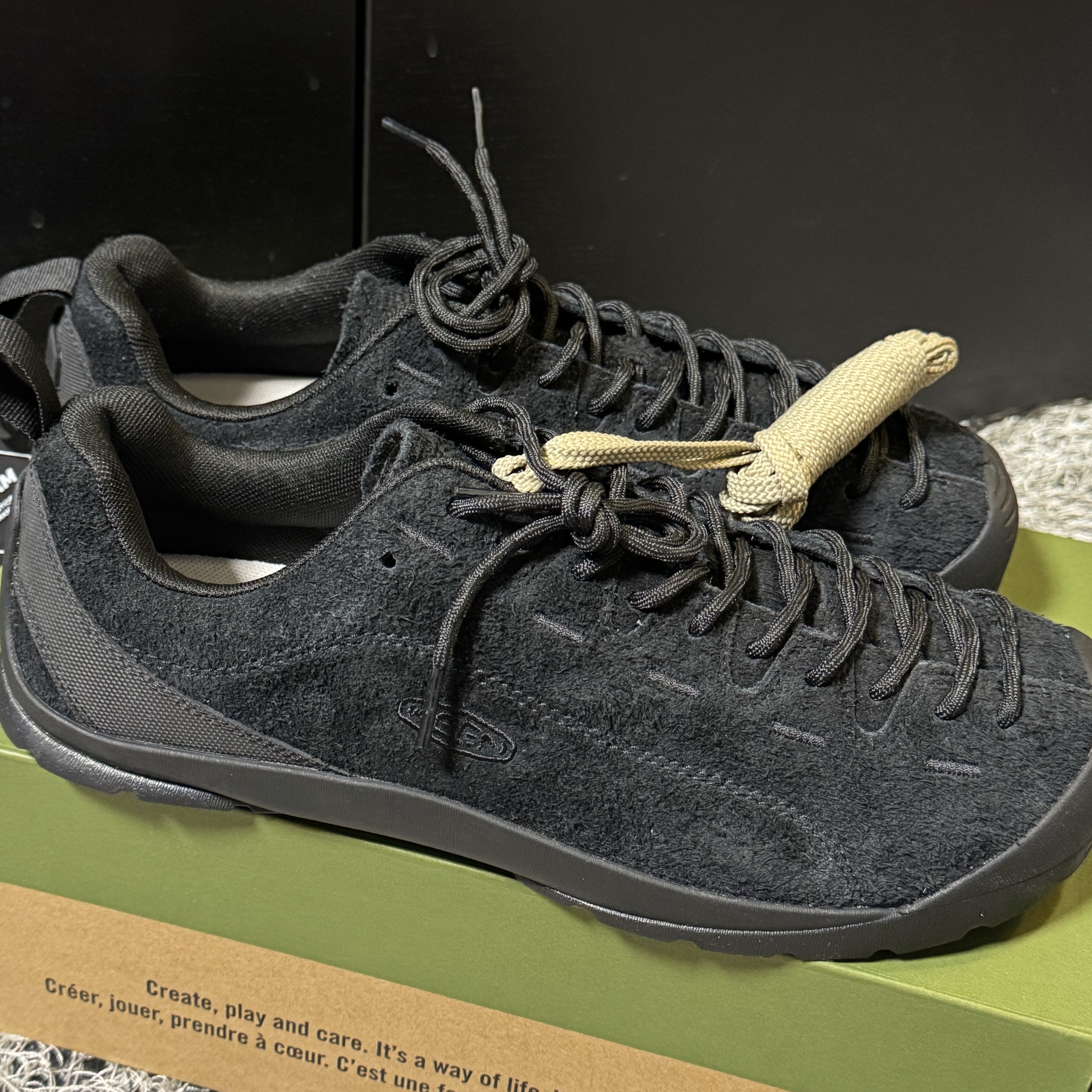New Balance 509 Black Gray, Keen Jasper Suede Sneakers Black 착용 스타일 - 2