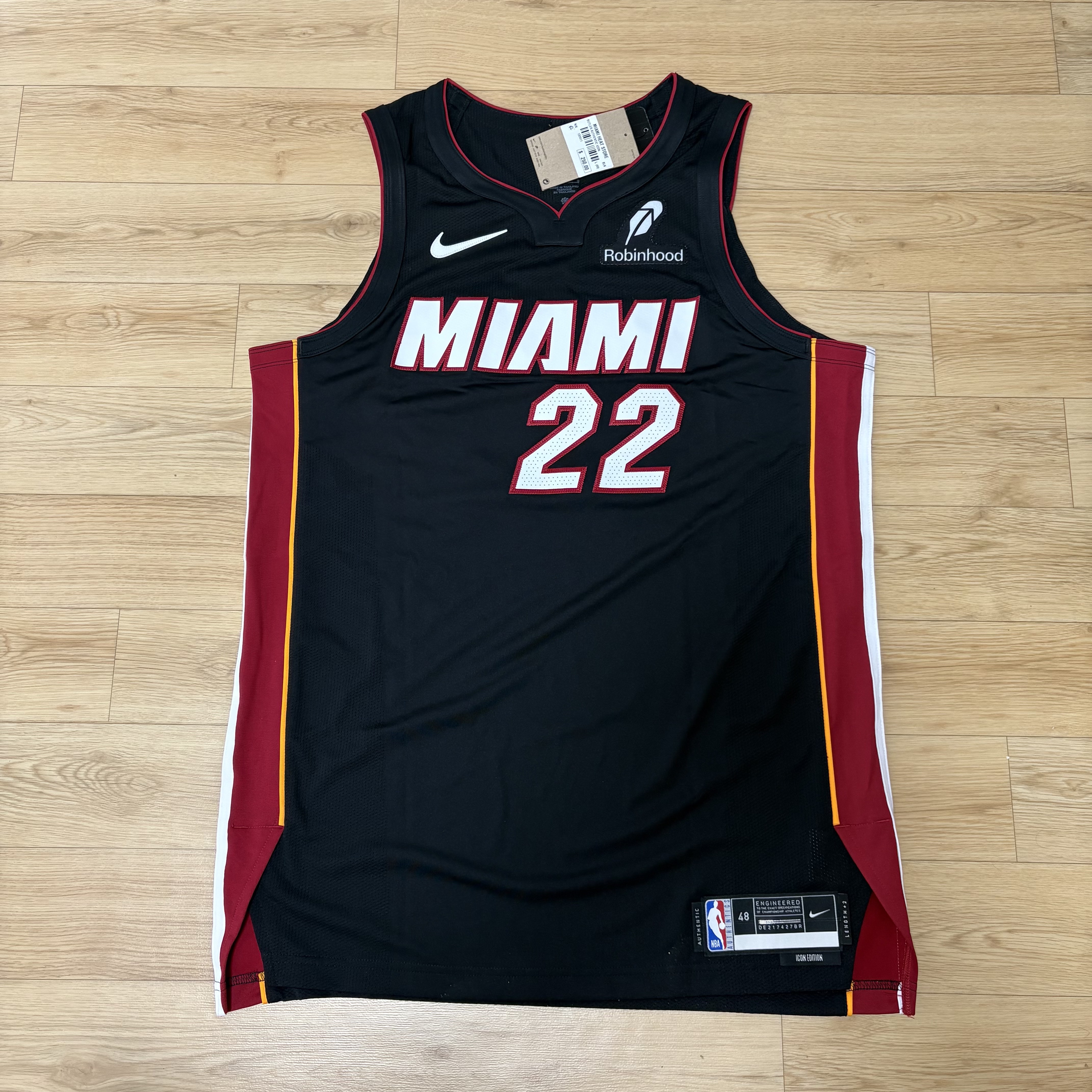 Nike Jimmy Butler Miami Heat Icon Edition 2022/23 NBA Swingman Jersey Black 착용 스타일 - 1