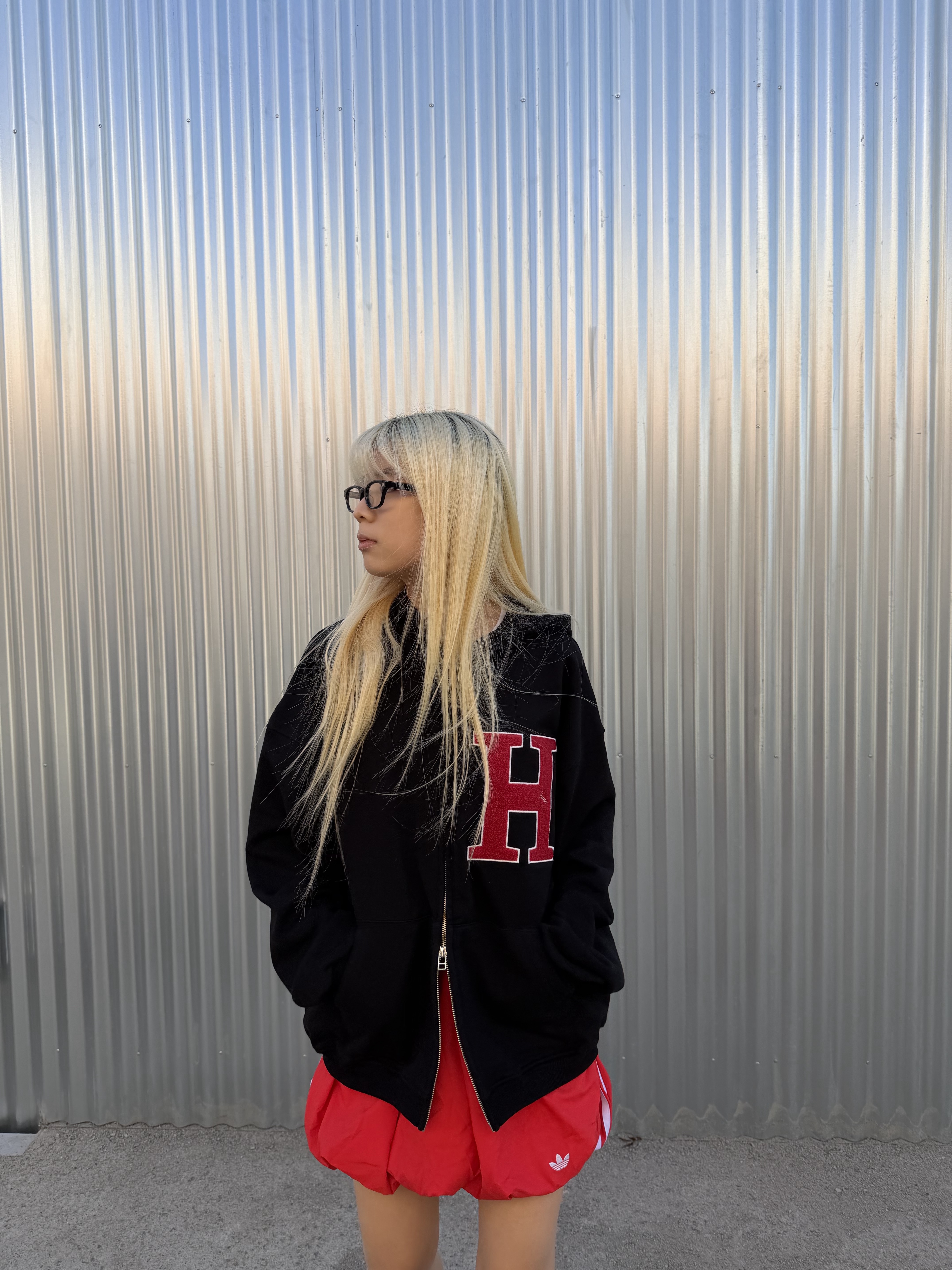 Hono Report H Boucle Hooded Zip-up Red Patch 착용 스타일 - 2