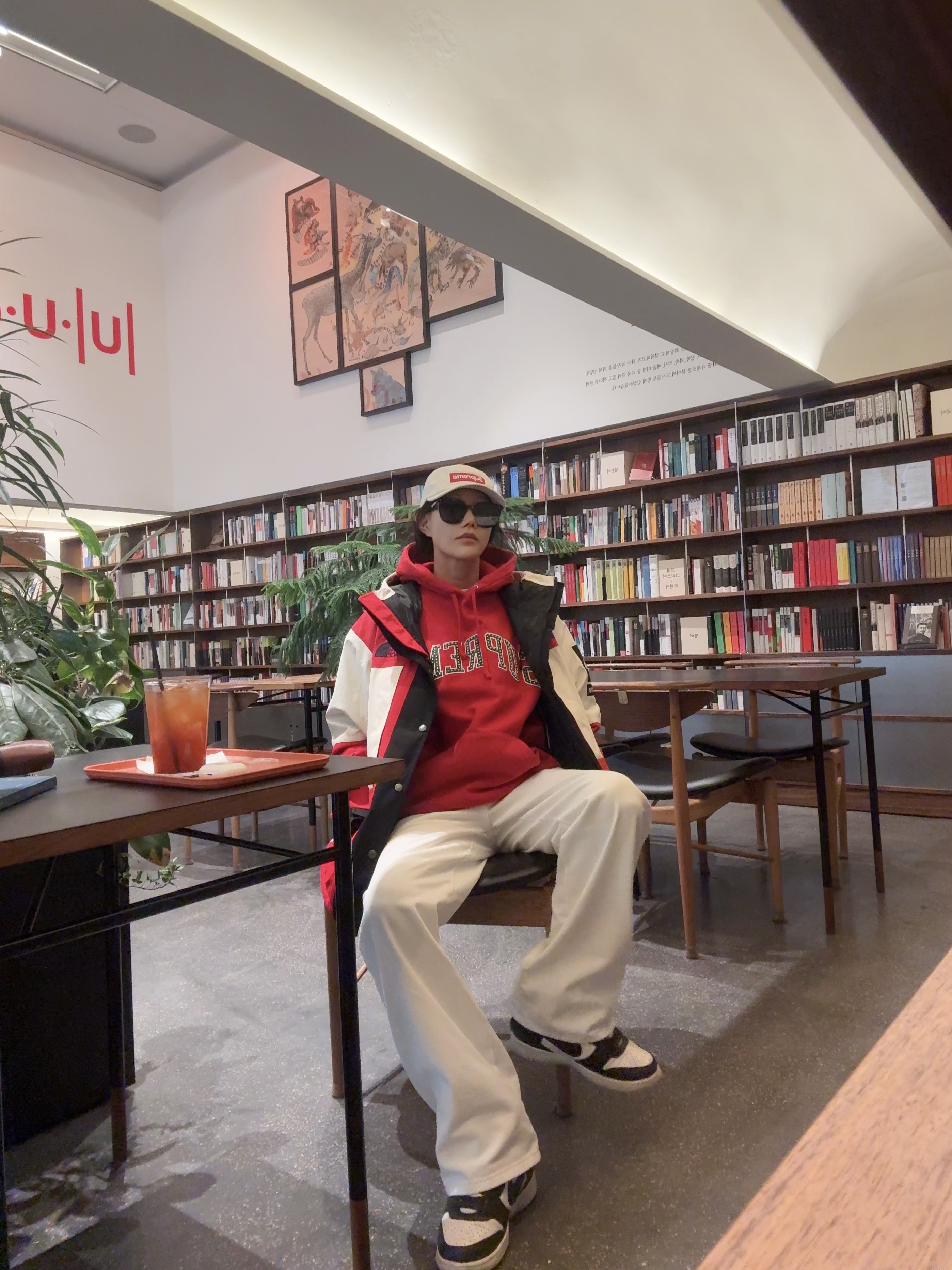 Supreme Stars Arc Hooded Sweatshirt Red - 22SS, Supreme x The North Face Expedition Jacket White - 18FW 착용 스타일 - 1