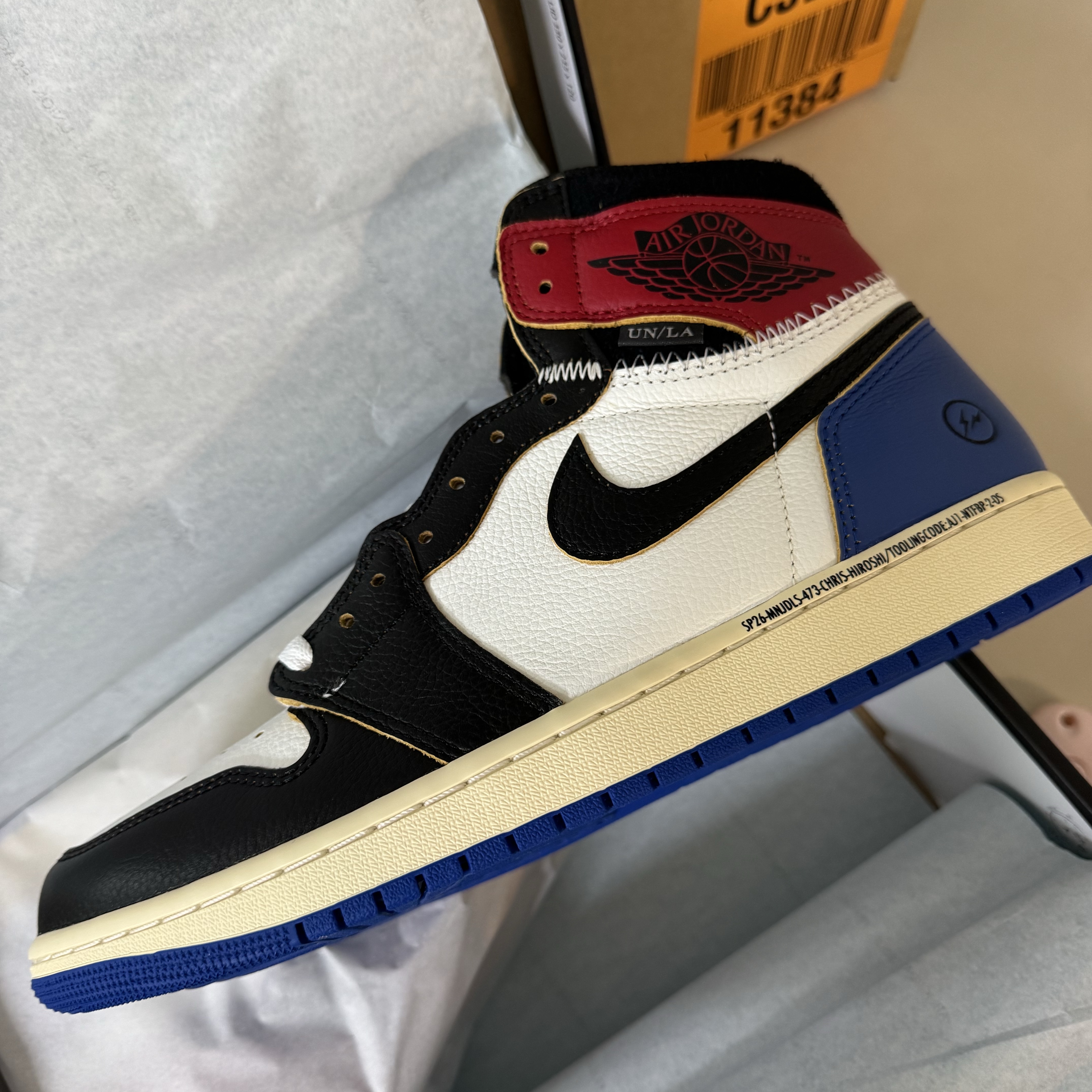 Jordan 1 x Fragment x Union LA Black and Varsity Red 착용 스타일 - 1