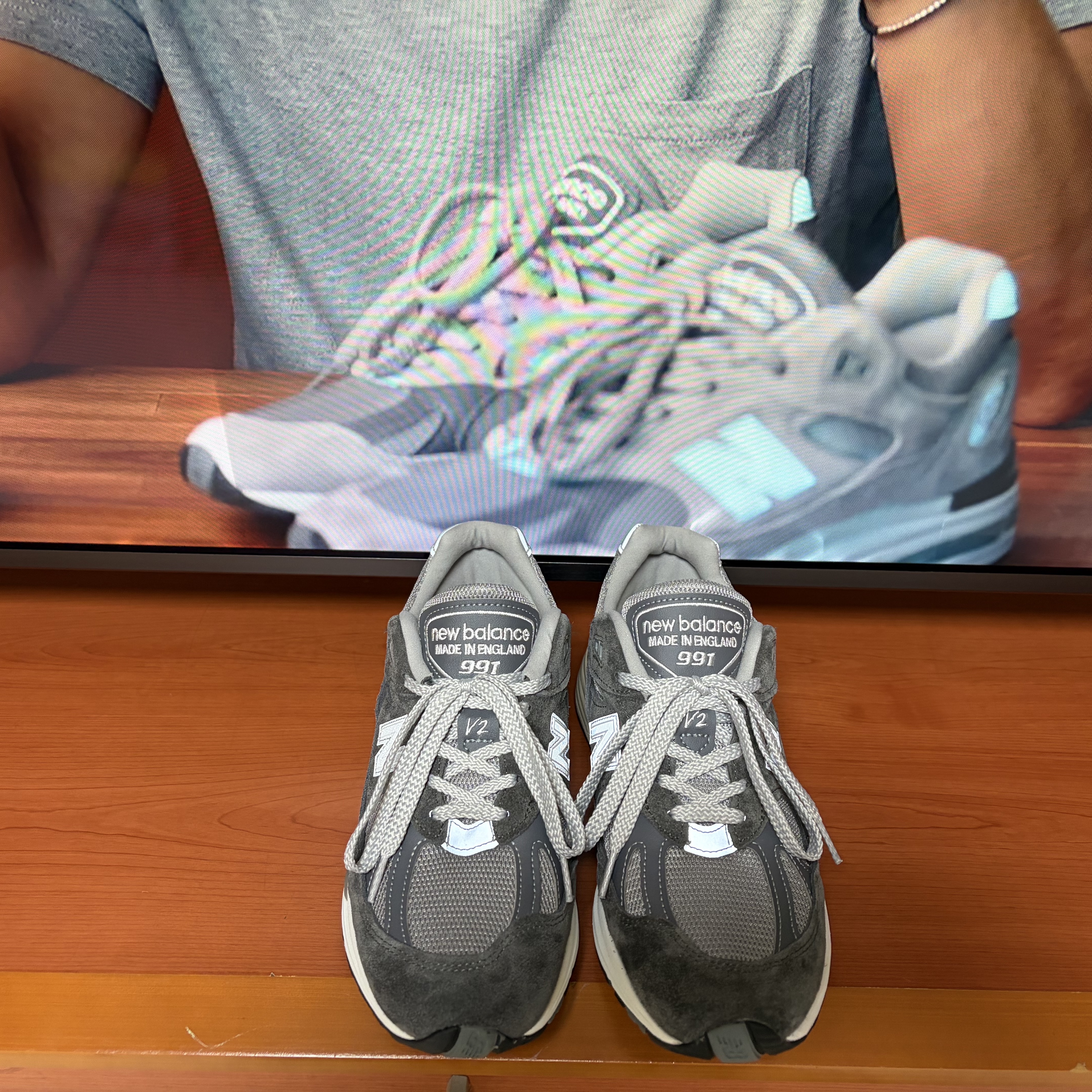New Balance 991v2 Made in UK Forged Iron Alloy Smoked Pearl 착용 스타일 - 1