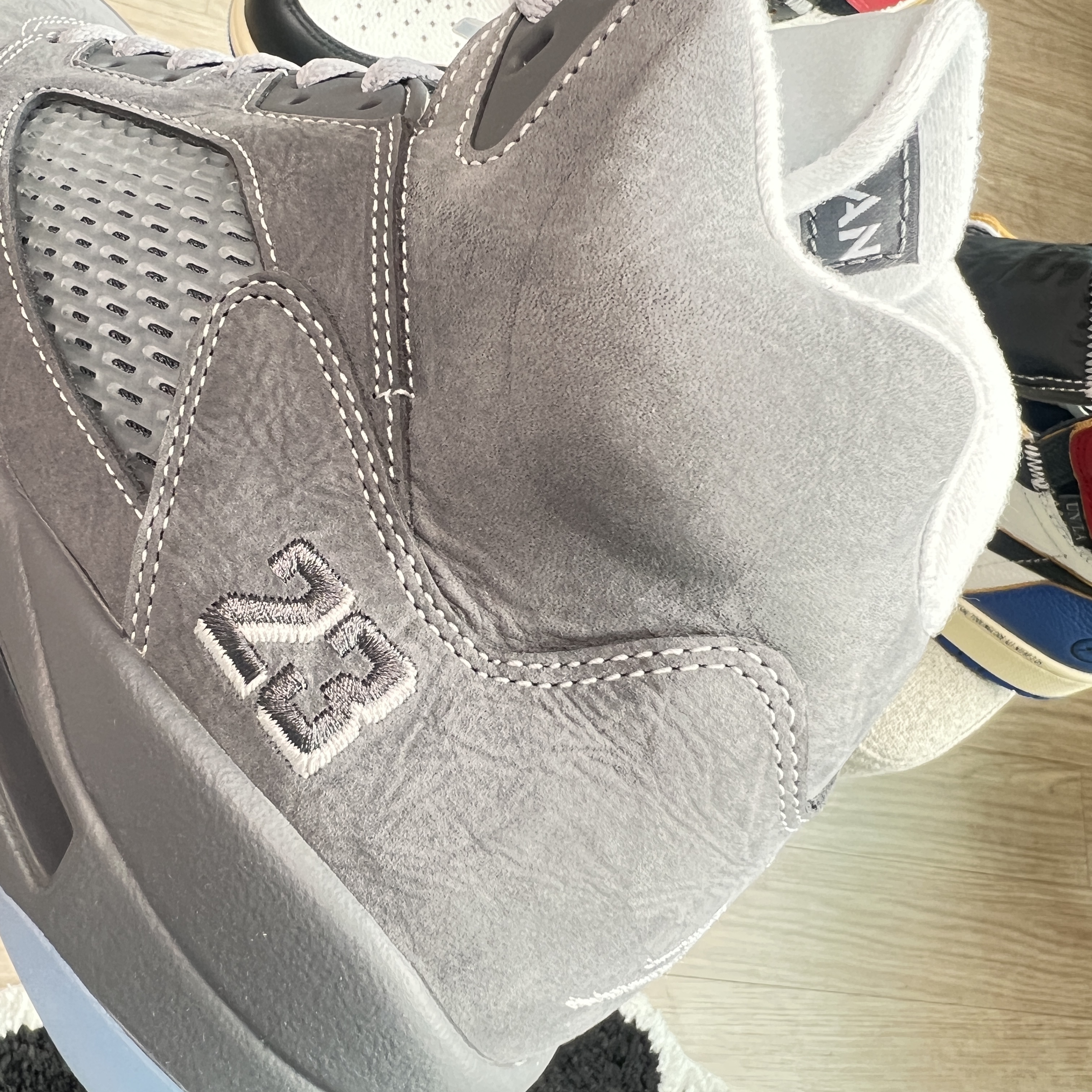 Jordan 5 Retro Light Graphite and Wolf Grey, Jordan 1 x Fragment x Union LA Black and Varsity Red 착용 스타일 - 2