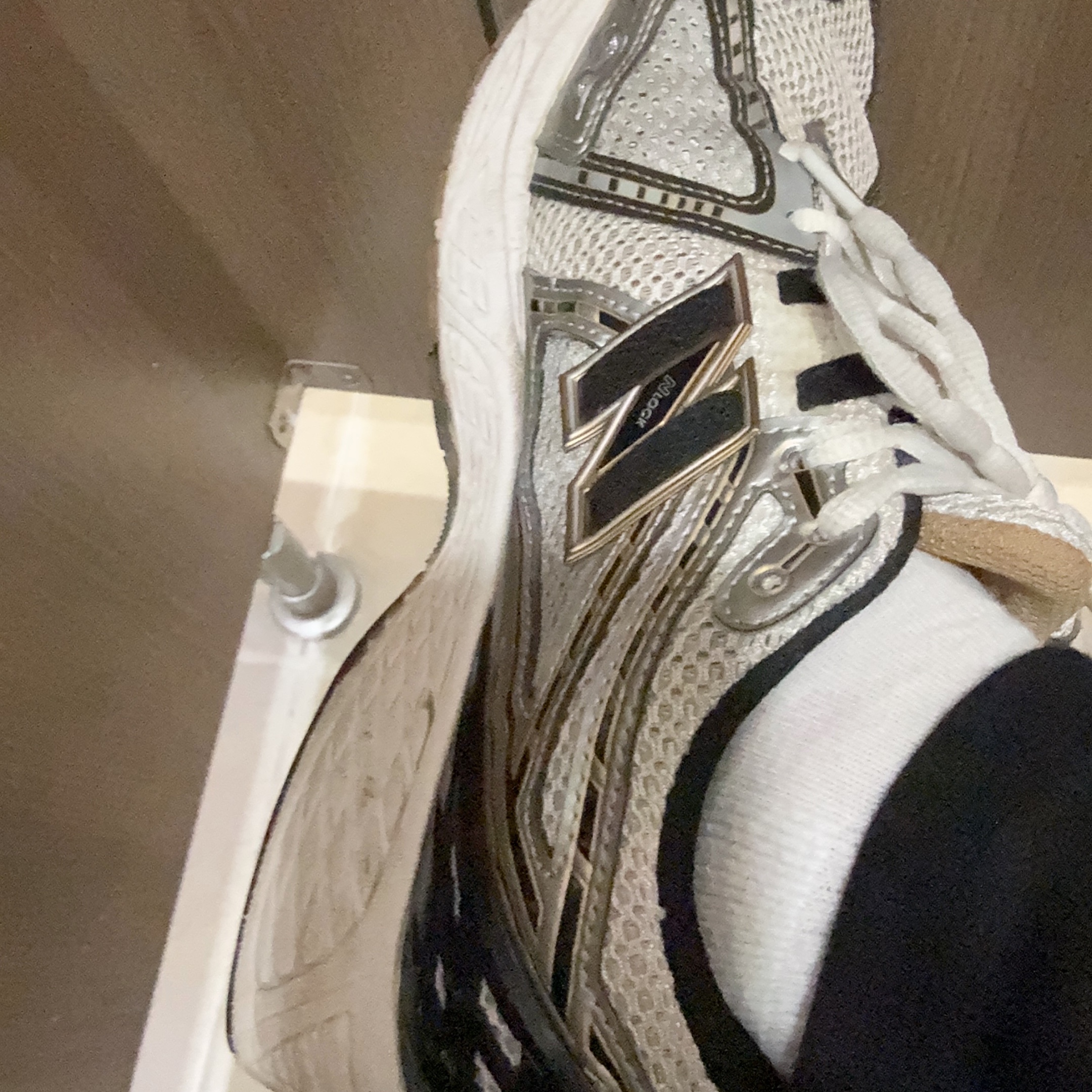 New Balance 1906R White Gold 착용 스타일