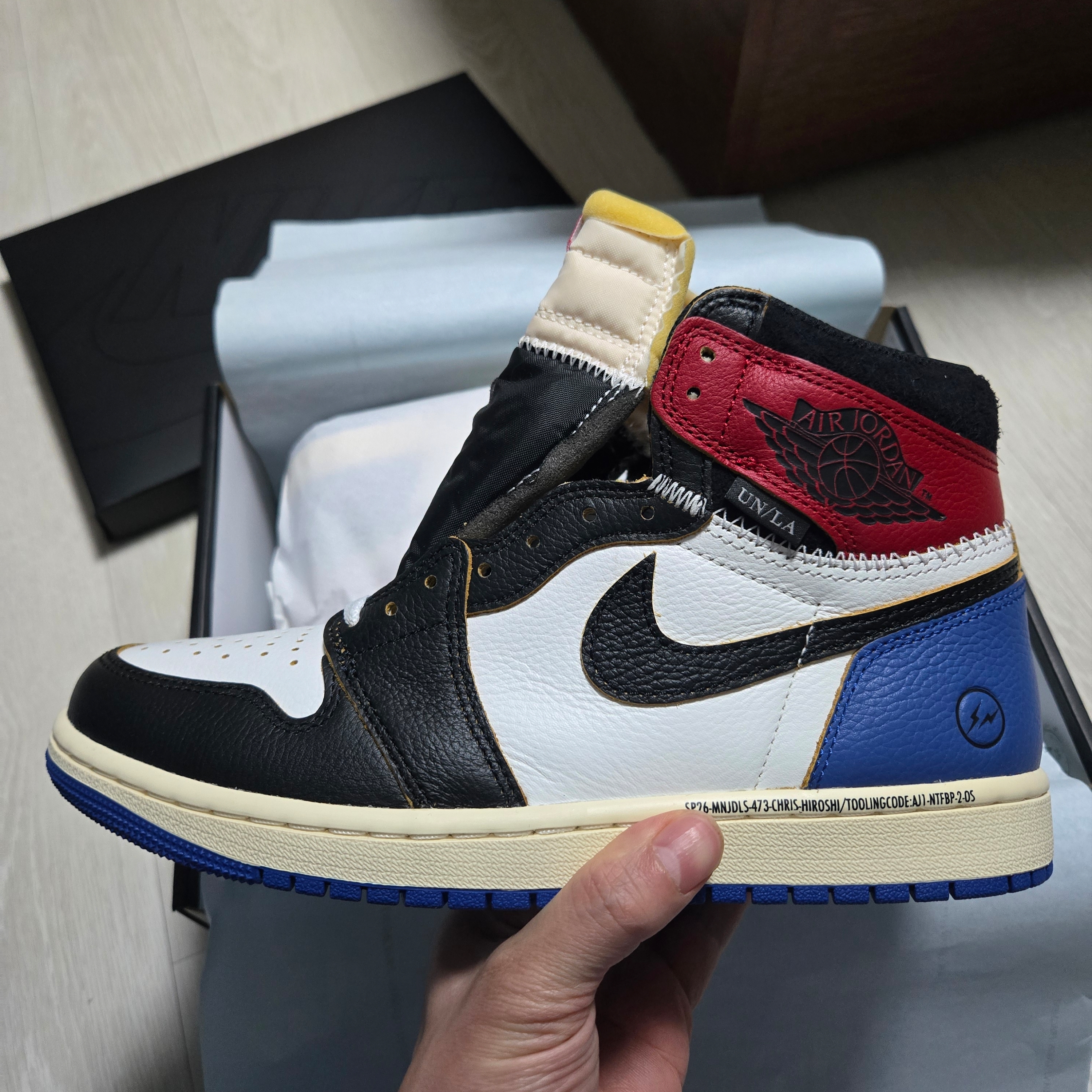 Jordan 1 x Fragment x Union LA Black and Varsity Red 착용 스타일 - 1