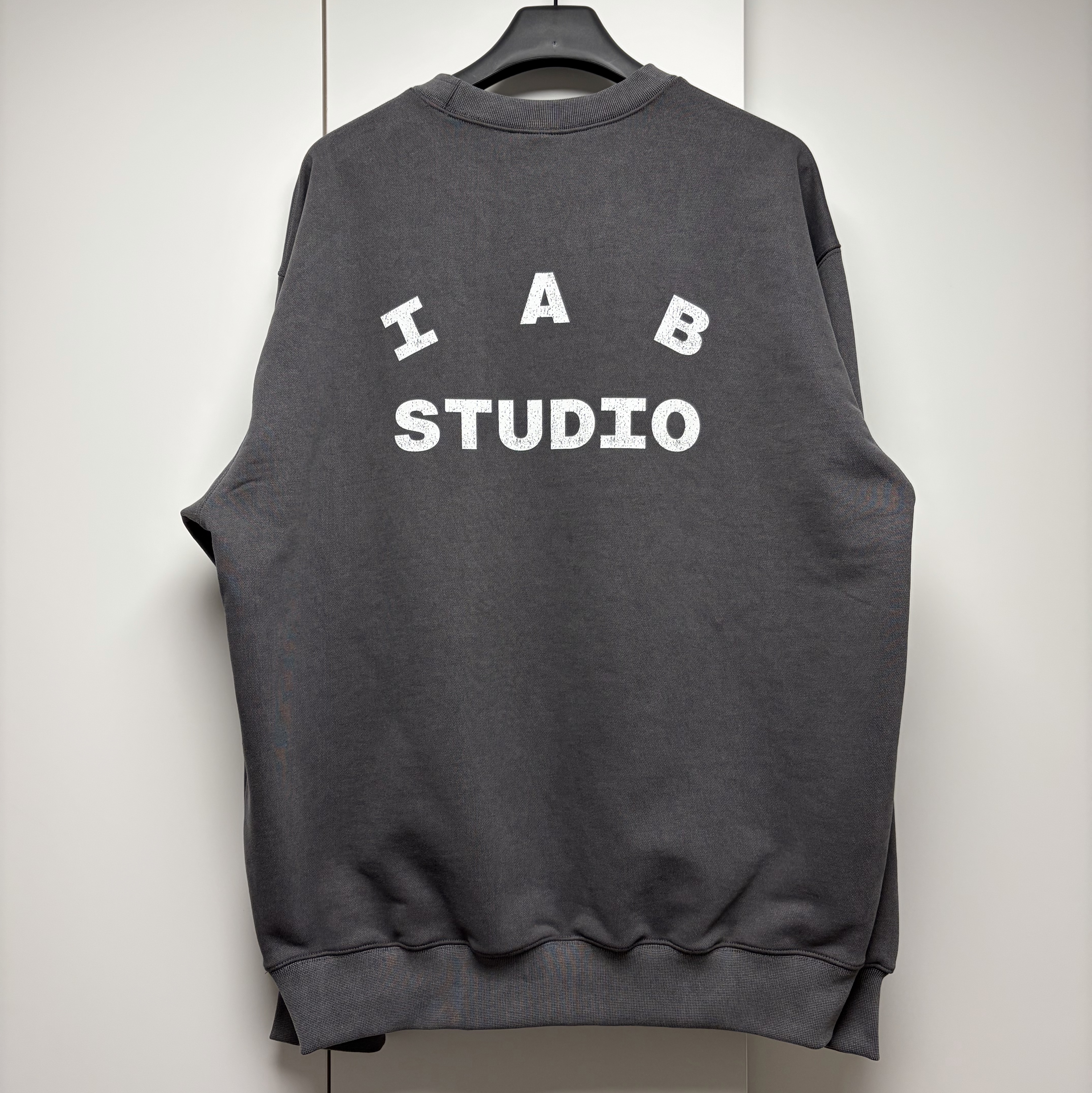 IAB Studio IAB Damaged Logo Sweatshirt Charcoal 착용 스타일 - 1