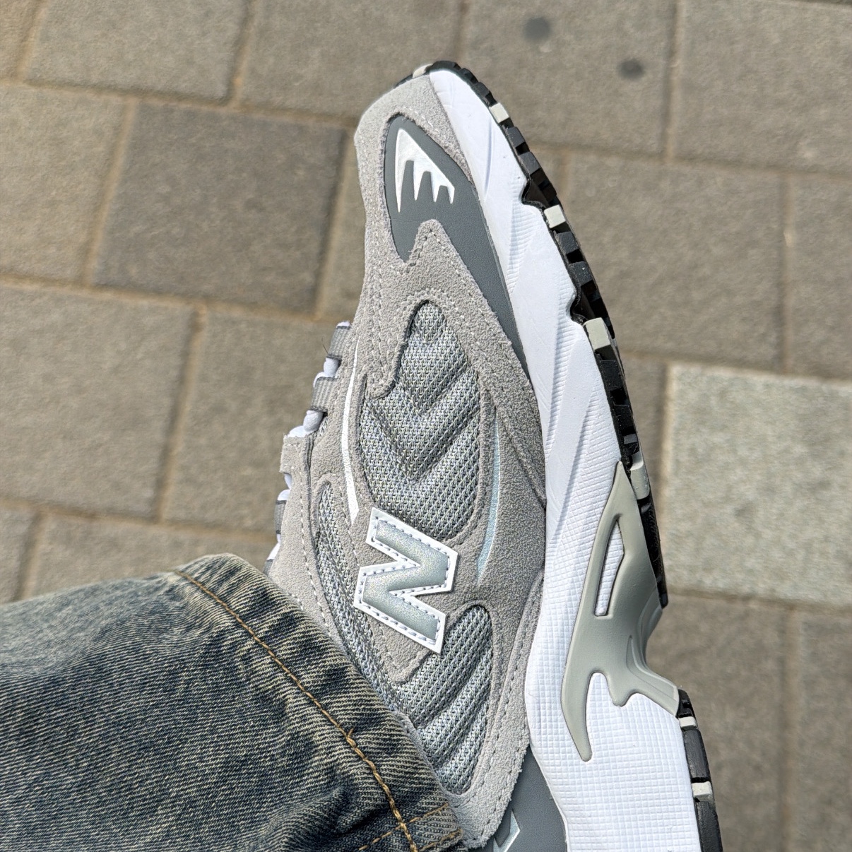 New Balance 725 Grey 착용 스타일 - 2