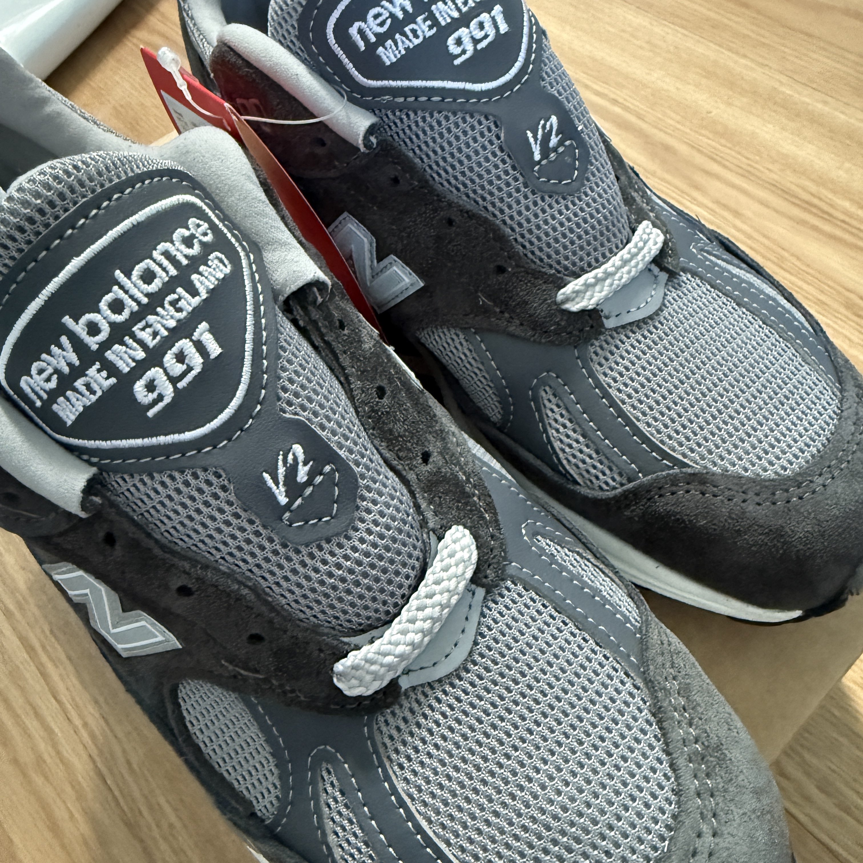 New Balance 991v2 Made in UK Forged Iron Alloy Smoked Pearl 착용 스타일 - 1