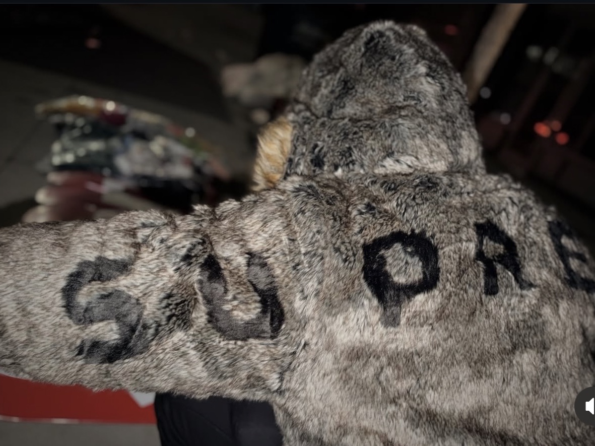Supreme Reversible Faux Fur Hooded Work Jacket Denim - 26SS, Supreme Reversible Faux Fur Hooded Work Jacket Black - 26SS 착용 스타일 - 2