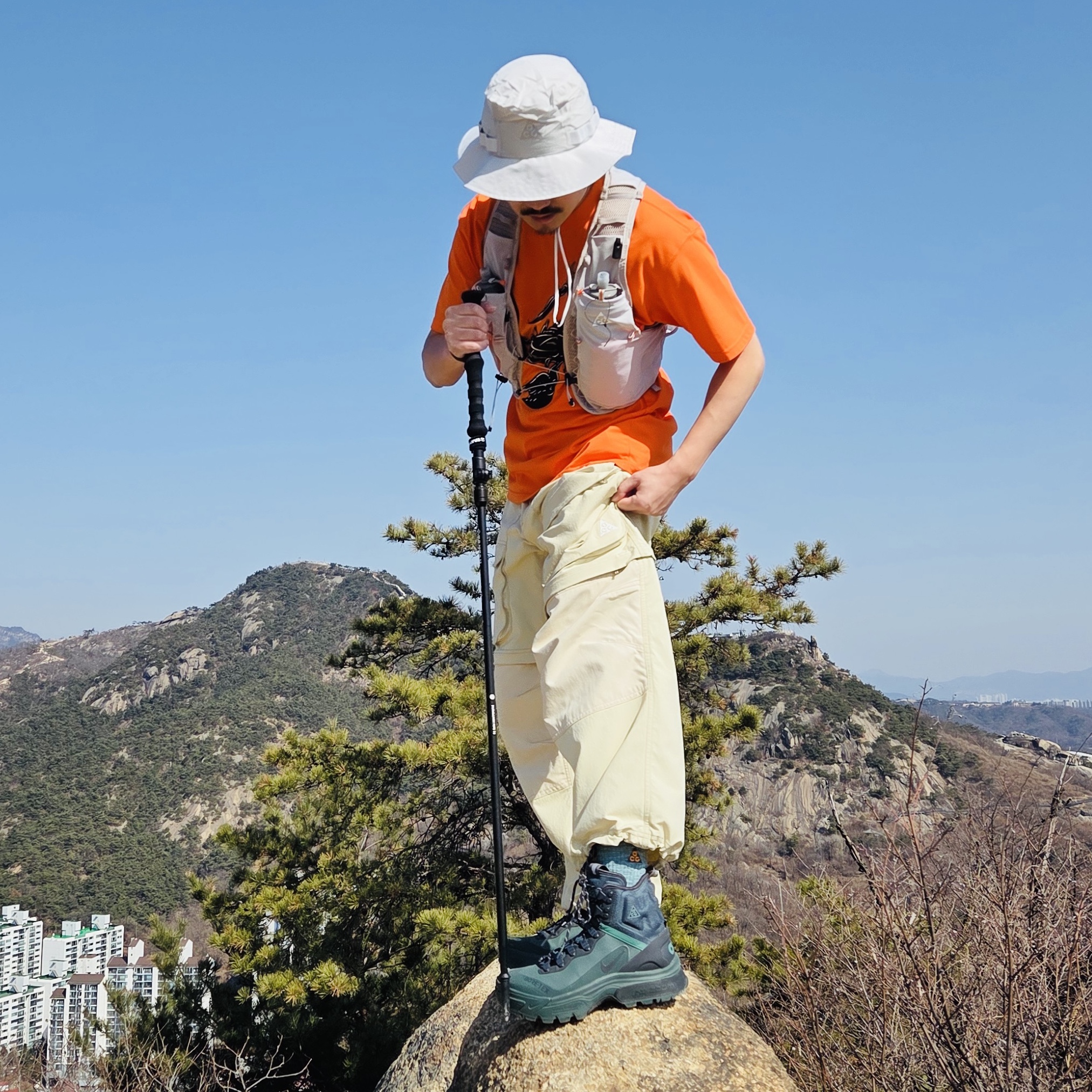Nike ACG Apex Storm-Fit Bucket Hat Photon Dust, Nike ACG Goat Pack Vest 5L Grey Fog Safety Orange (IQ7354-039) 착용 스타일 - 4