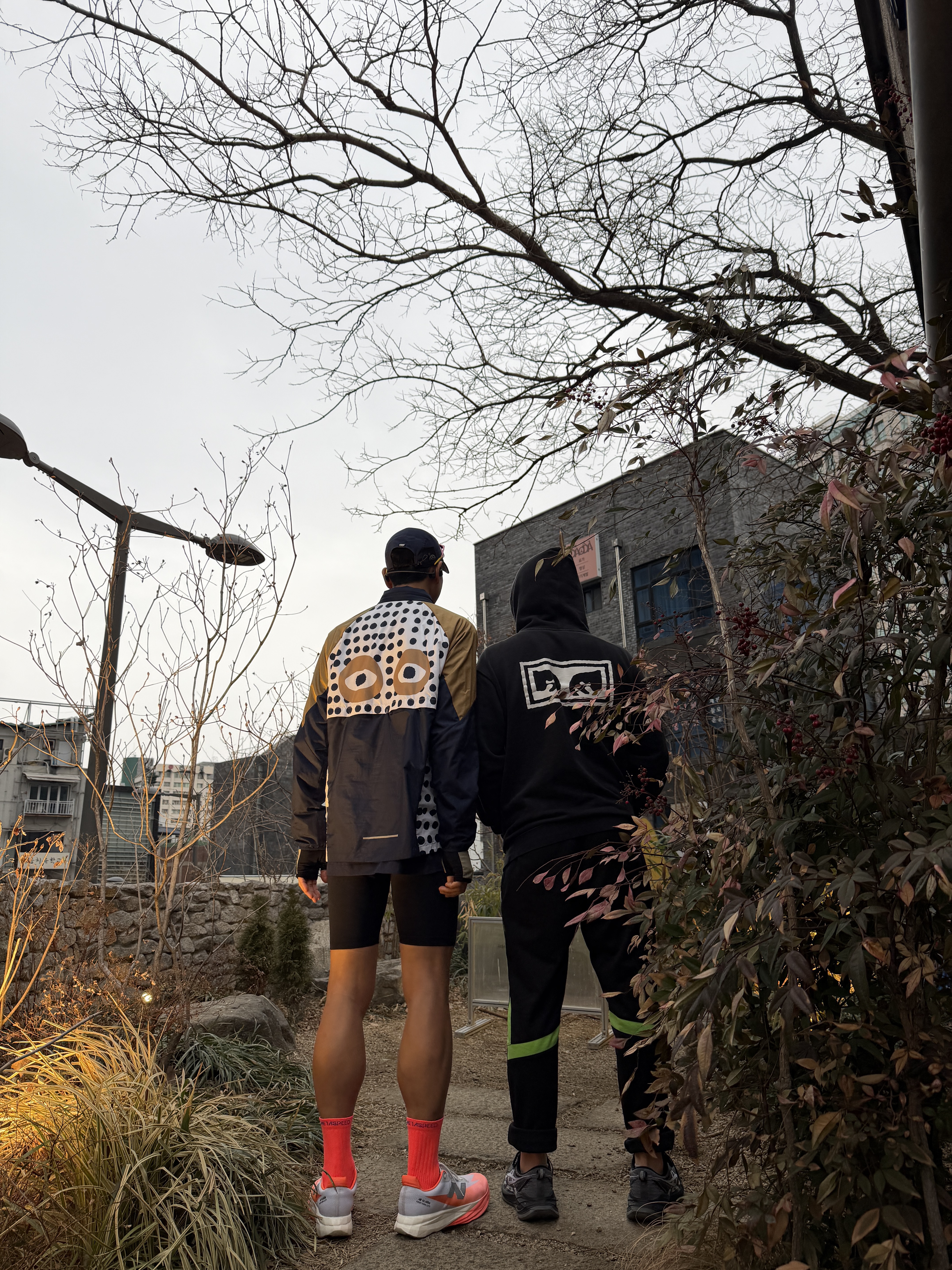 Nike Lava Loops Dri-Fit ADV Running Tights Black Anthracite - Asia, New Balance TCS NYC Marathon FuelCell SC Elite v5 Grapefruit Grey Matter - D Standard 착용 스타일 - 1