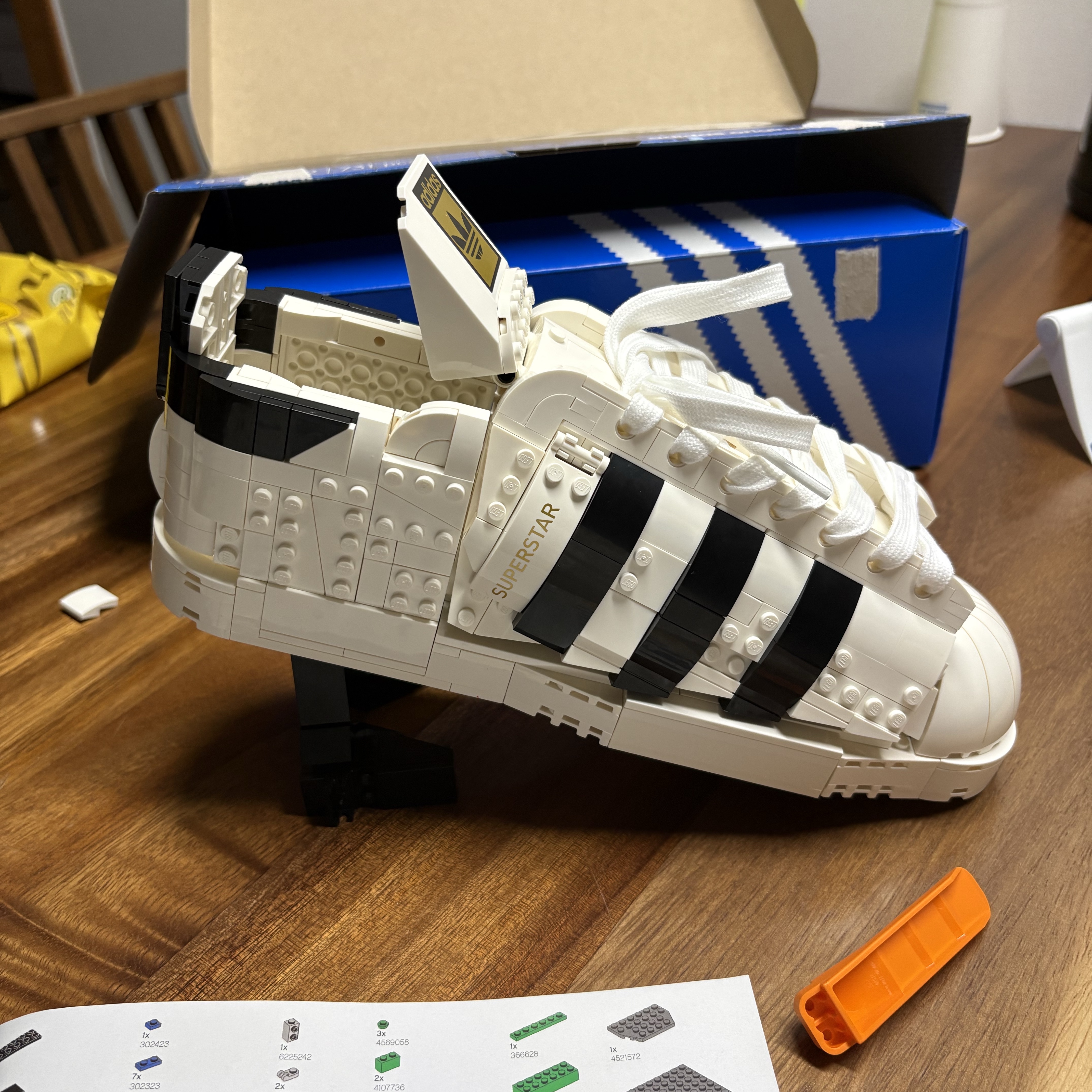 Lego Adidas Originals Superstar 착용 스타일