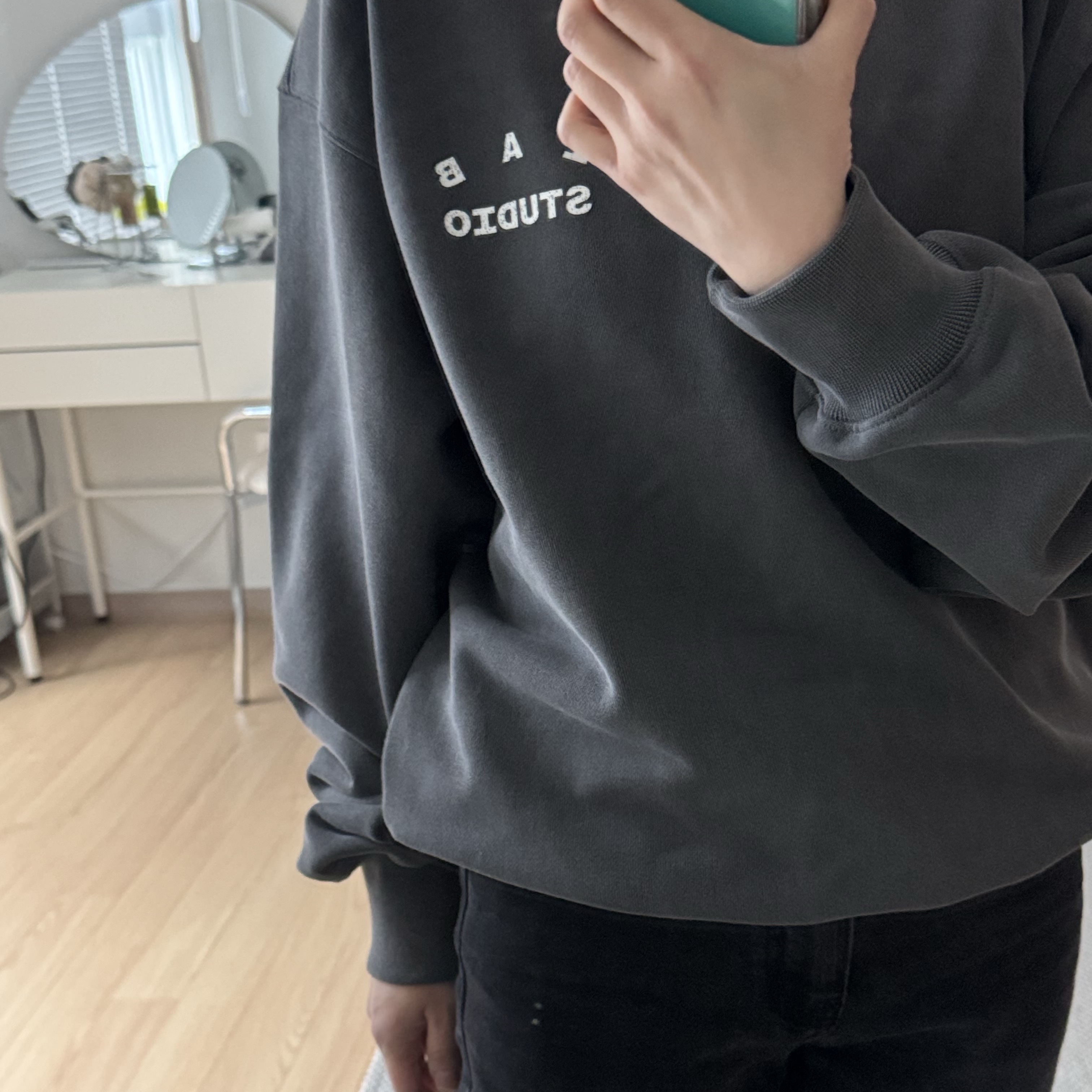IAB Studio IAB Damaged Logo Sweatshirt Charcoal 착용 스타일 - 2