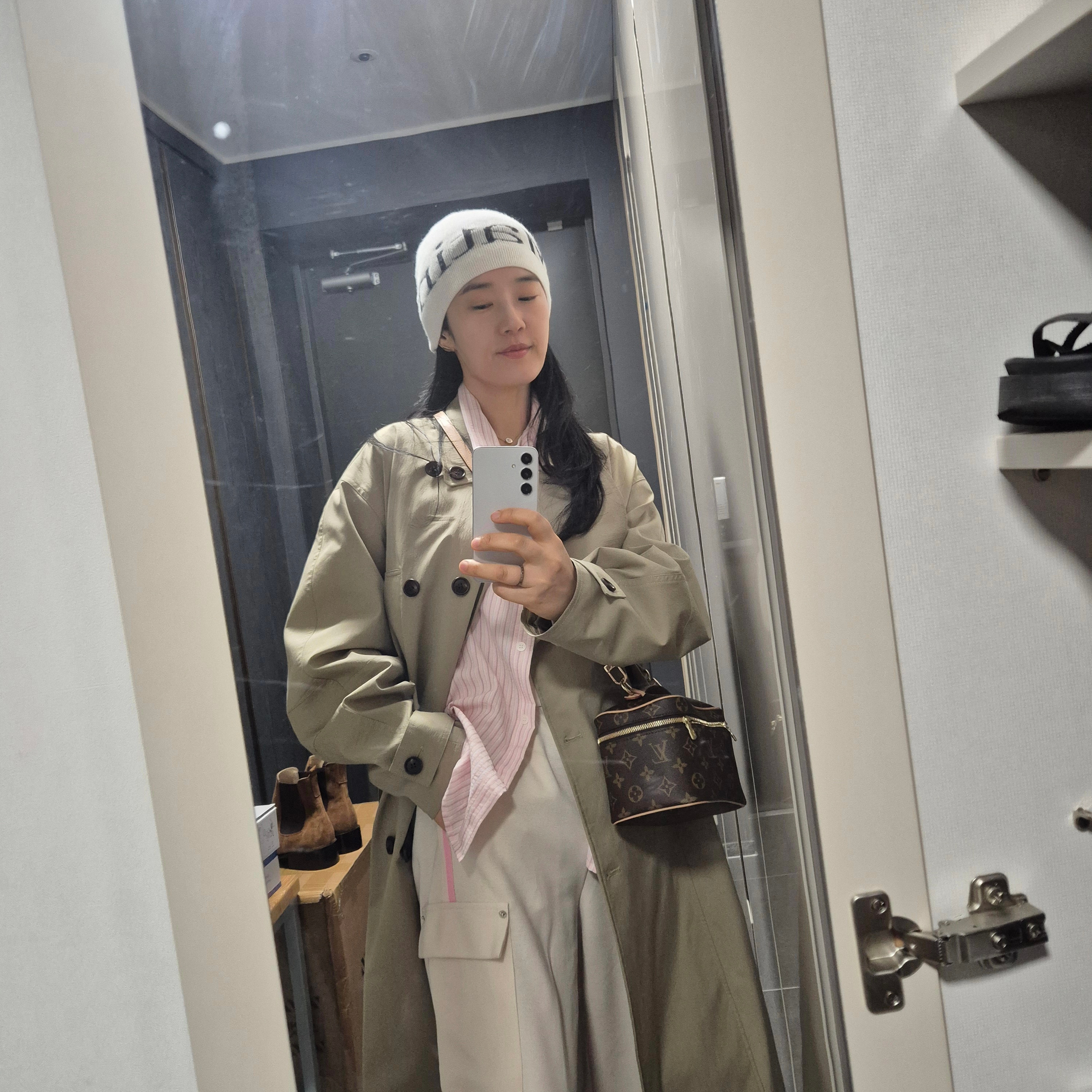 Matin Kim Logo Jacquard Short Beanie White 착용 스타일