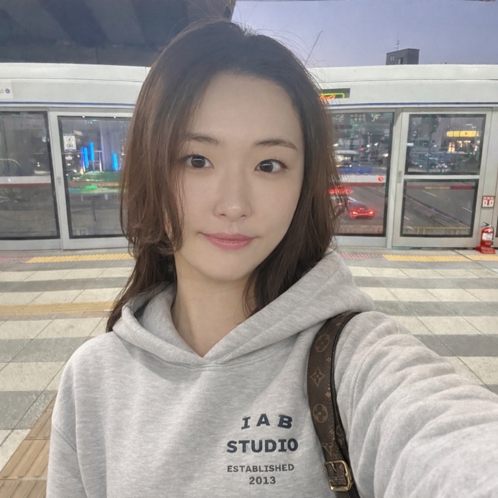 IAB Studio 25 Hoodie Light Gray Navy 착용 스타일