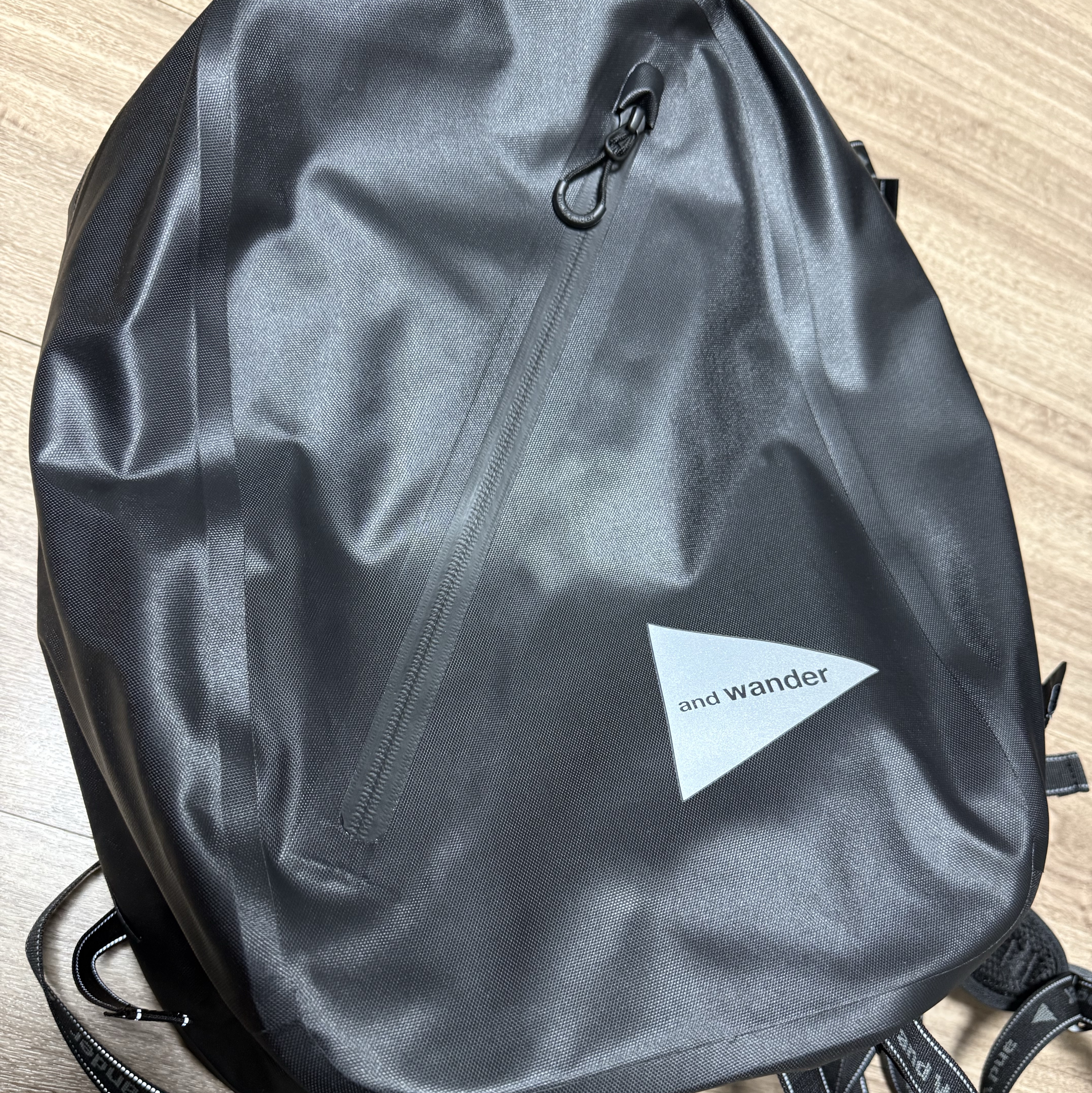 And Wander Waterproof Daypack Black 착용 스타일 - 1