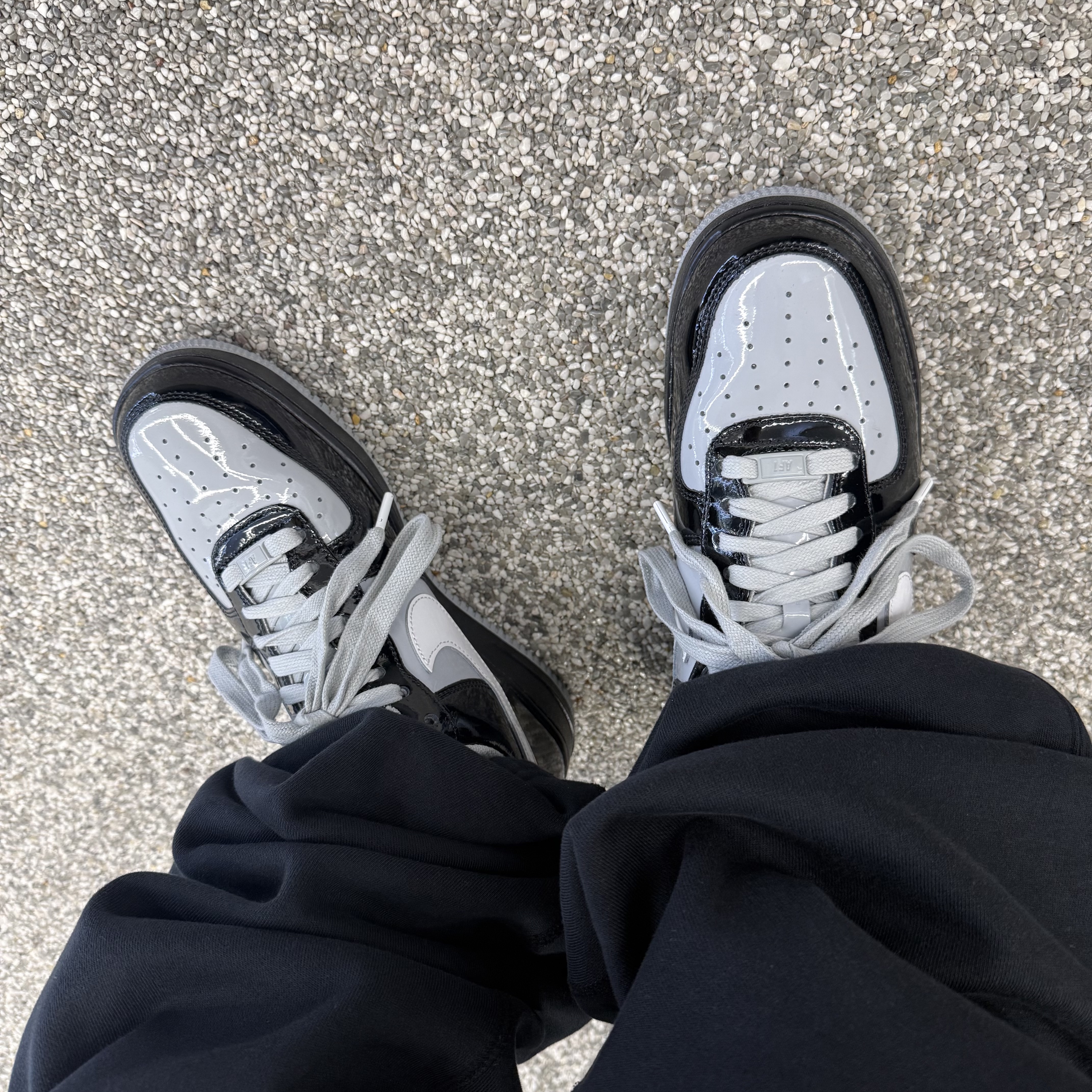 Nike x Syna Air Force 1 '07 Black and Light Smoke Grey 착용 스타일 - 2