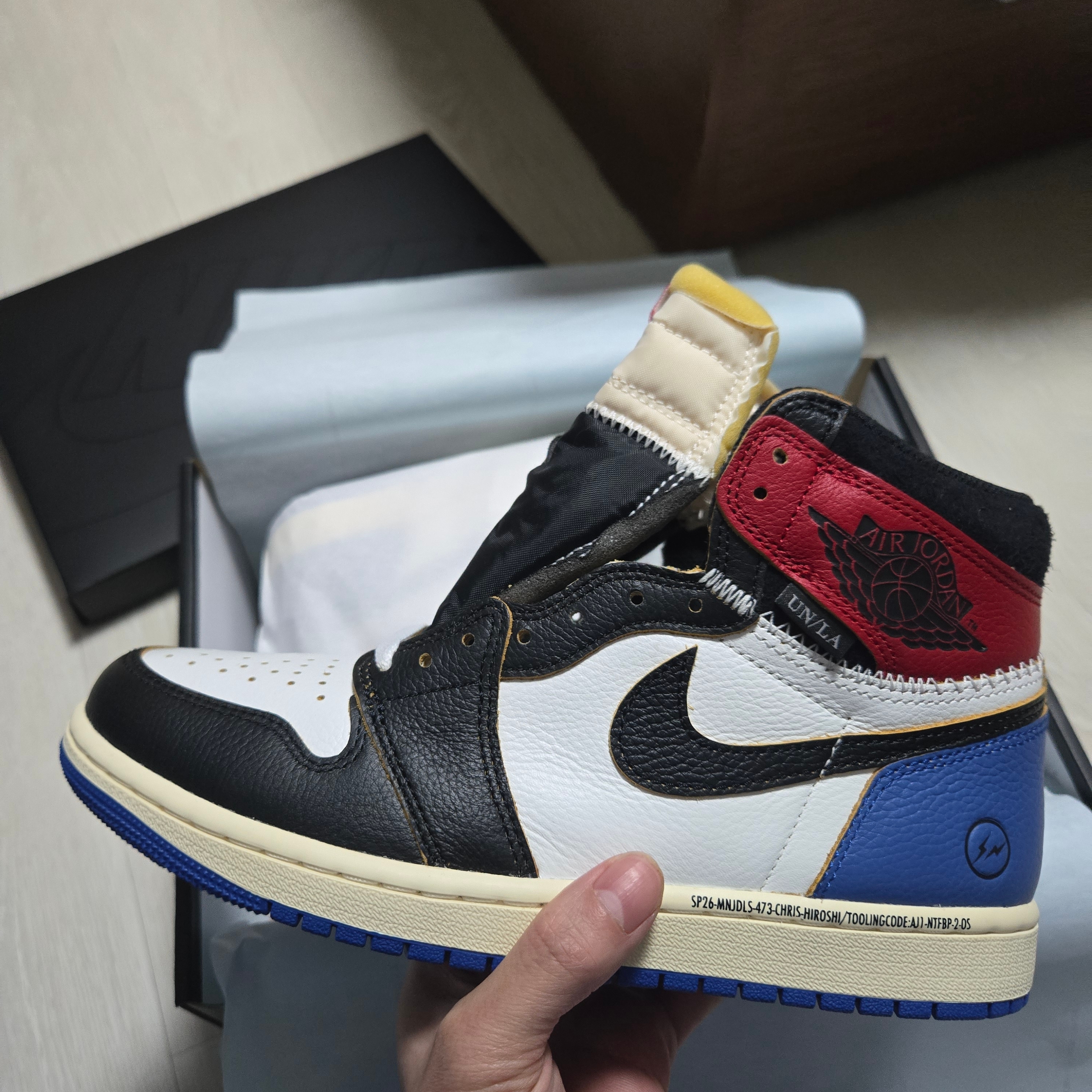 Jordan 1 x Fragment x Union LA Black and Varsity Red 착용 스타일 - 10