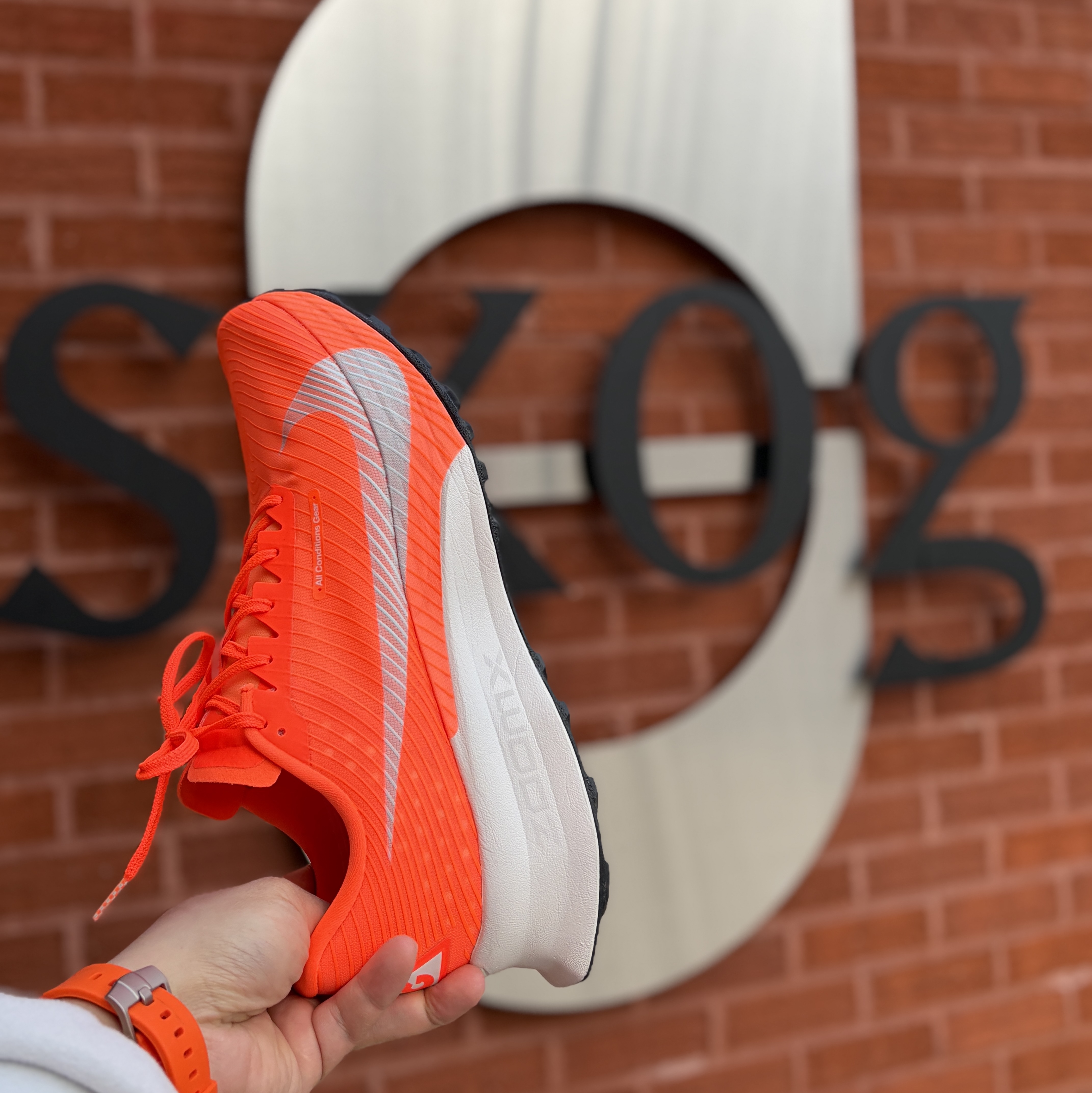 Nike ACG Ultrafly Trail Hyper Crimson Total Orange 착용 스타일