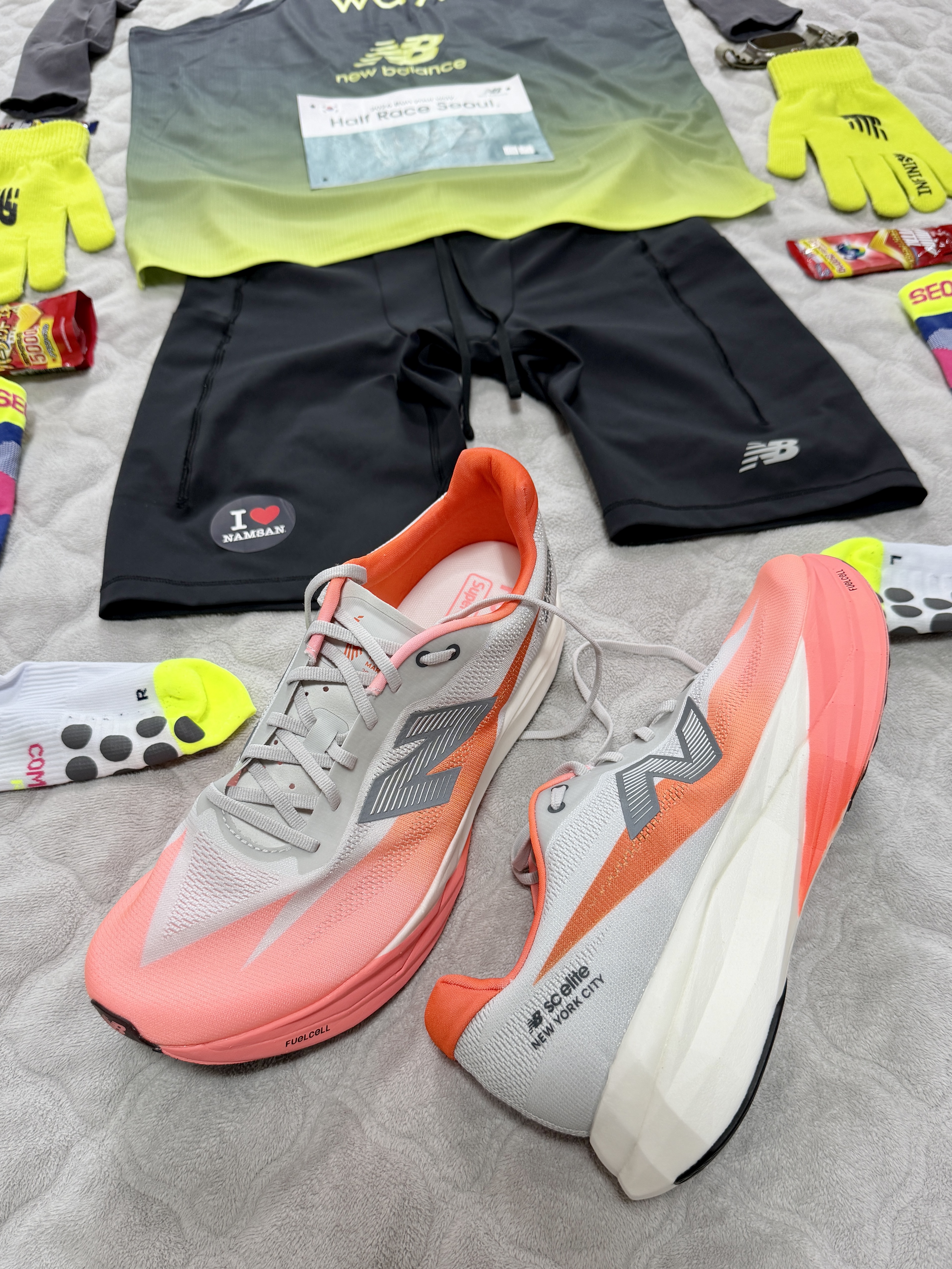 New Balance TCS NYC Marathon FuelCell SC Elite v5 Grapefruit Grey Matter - D Standard, New Balance Sleek Pocket 9 Inch Half Tights Black 착용 스타일 - 2