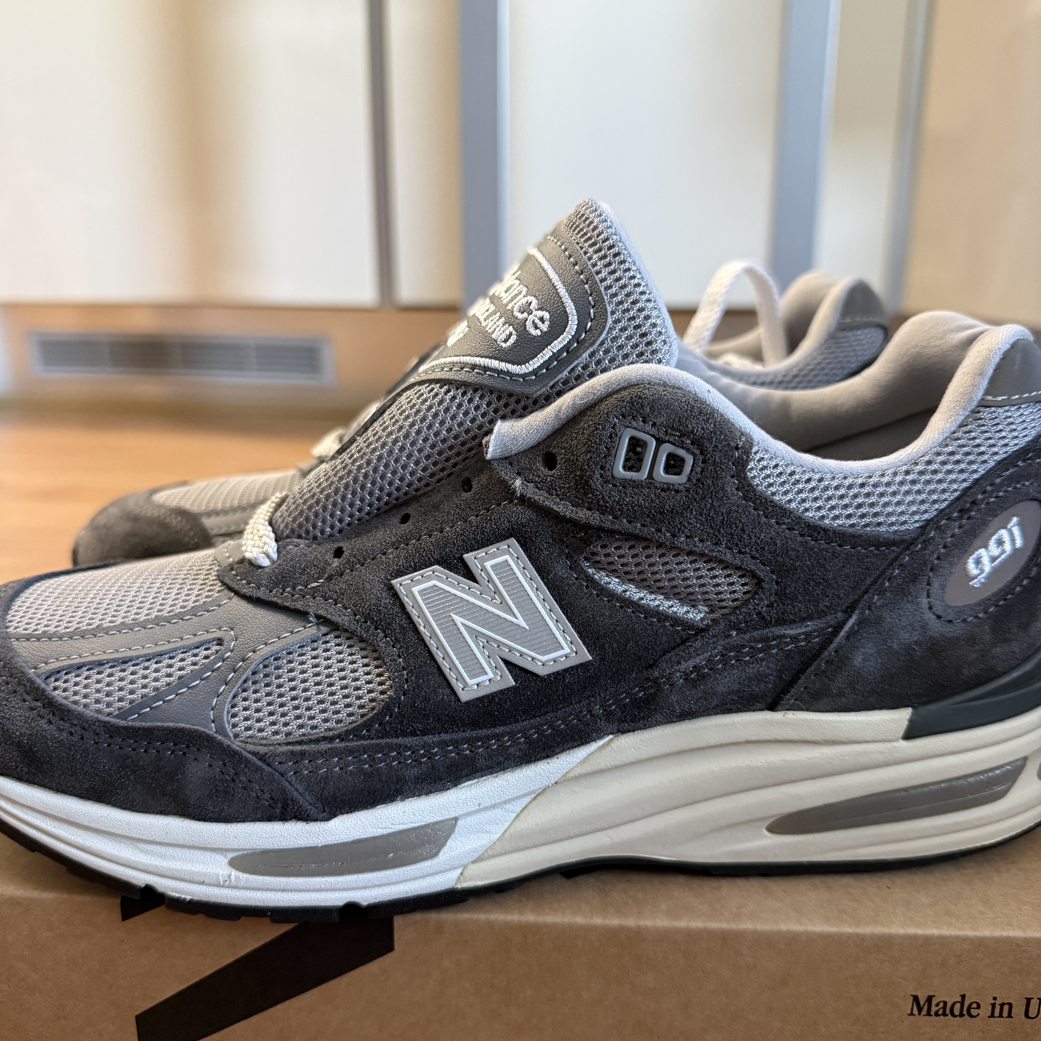 New Balance 991v2 Made in UK Forged Iron Alloy Smoked Pearl 착용 스타일 - 2